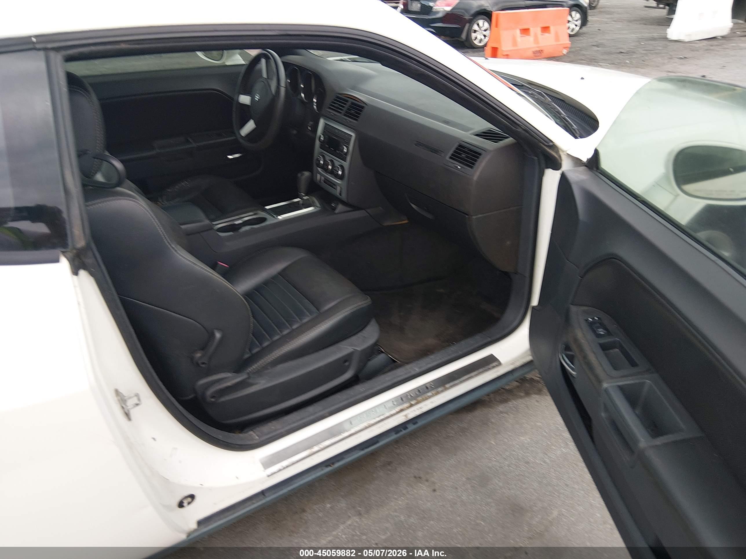 DODGE CHALLENGER image 5