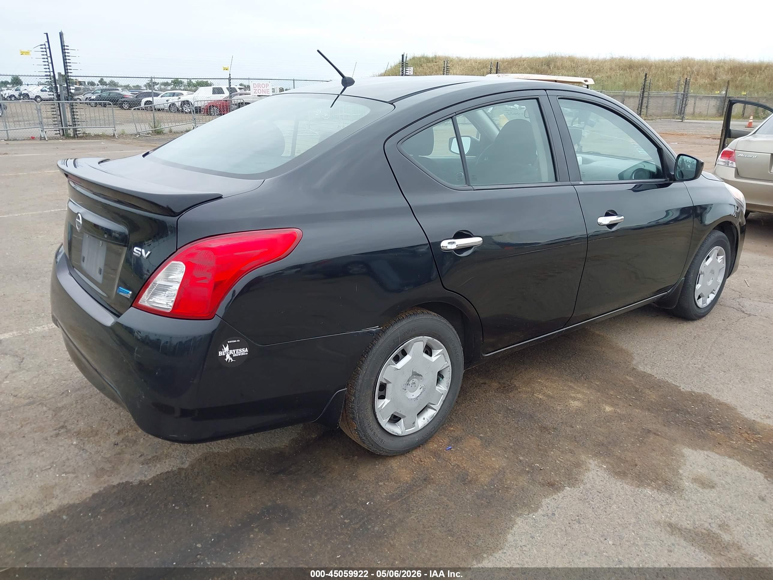 NISSAN VERSA image 4