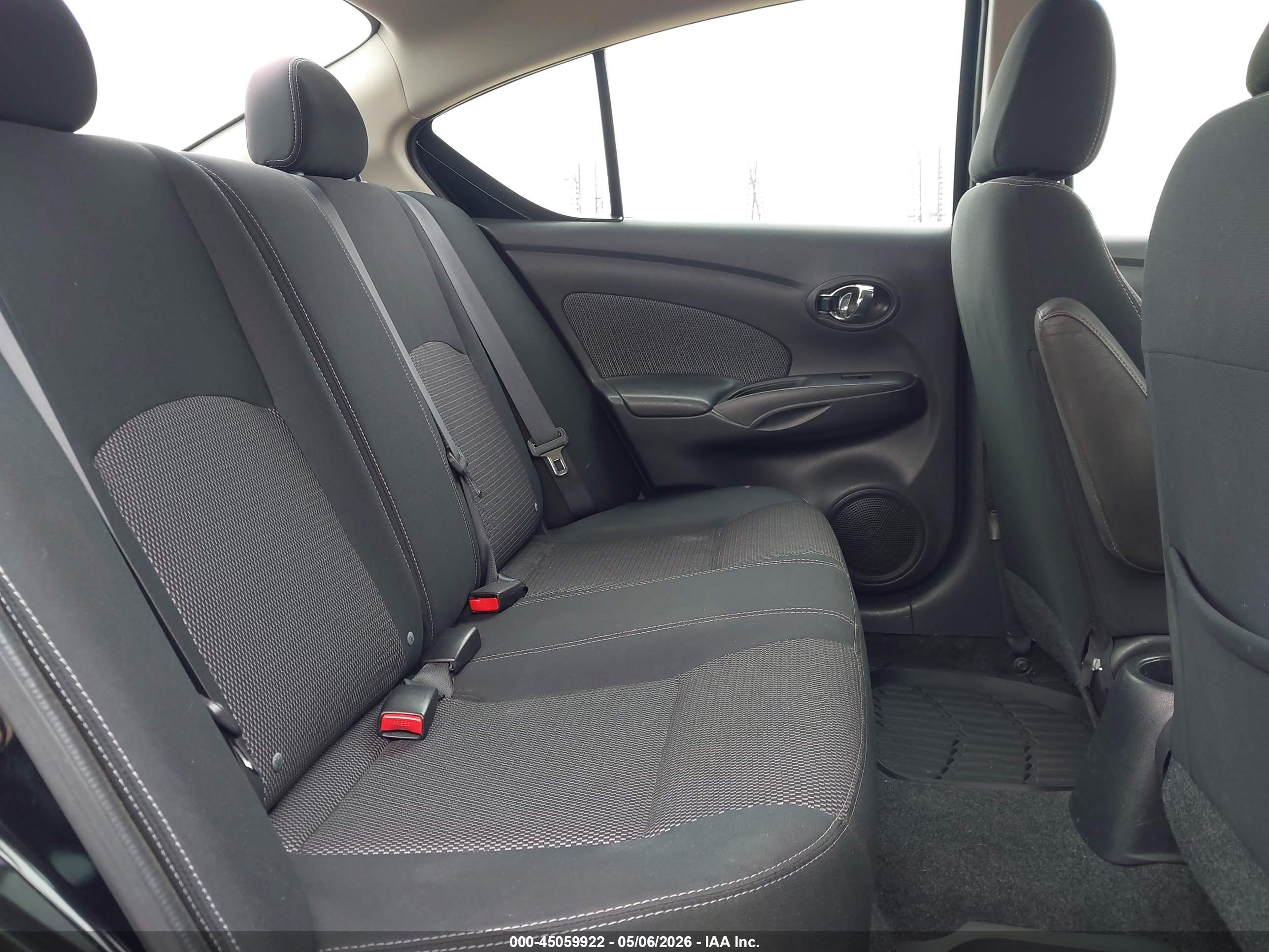 NISSAN VERSA image 8
