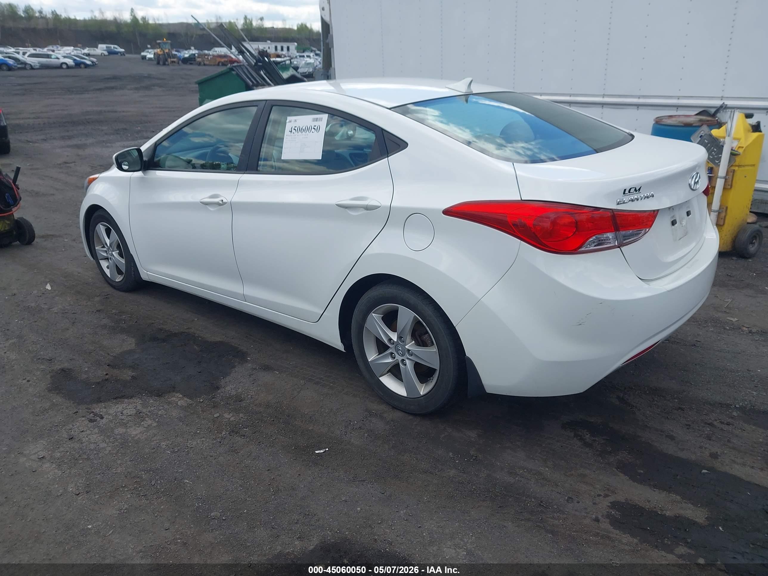 HYUNDAI ELANTRA image 3