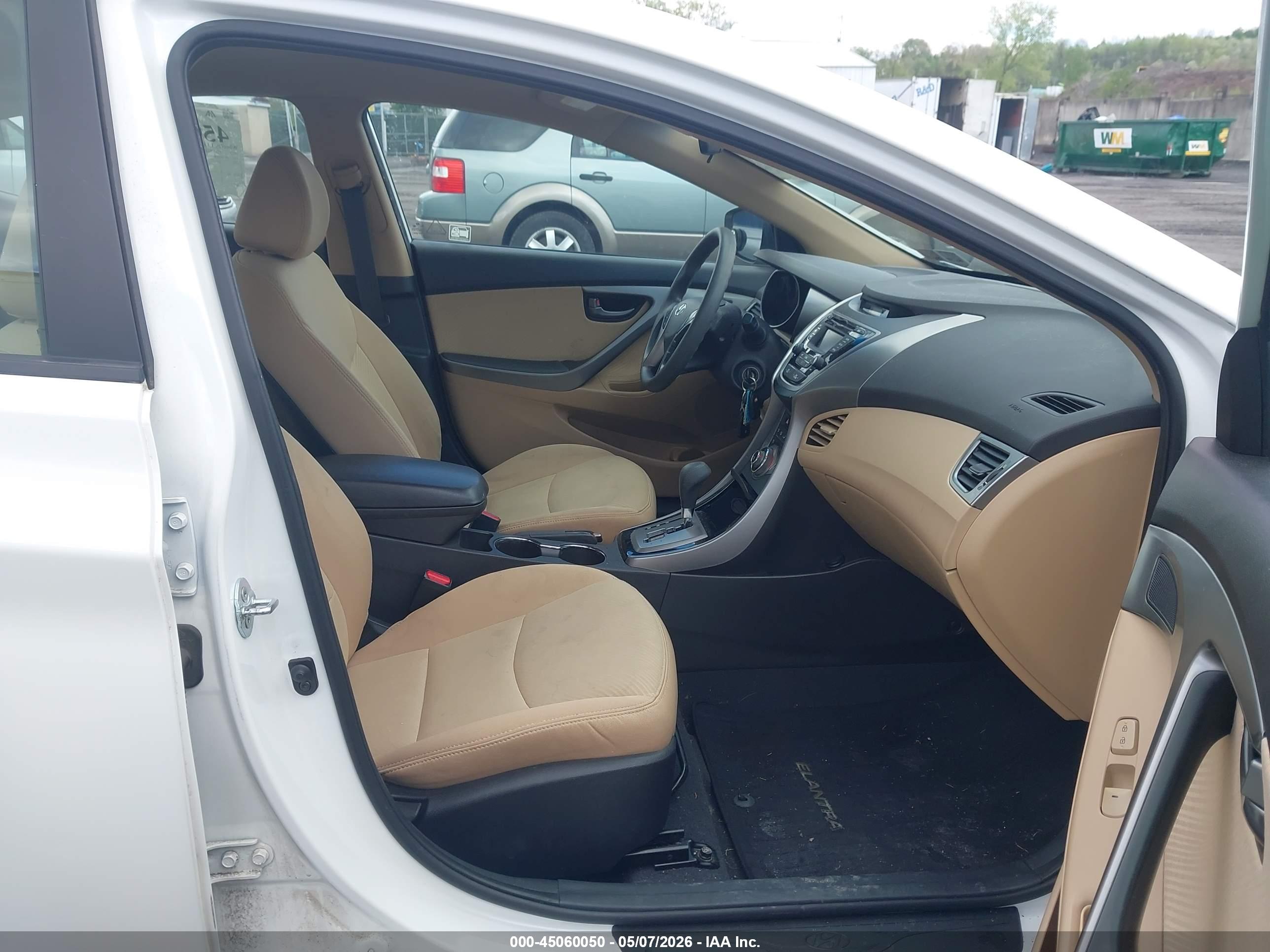 HYUNDAI ELANTRA image 5