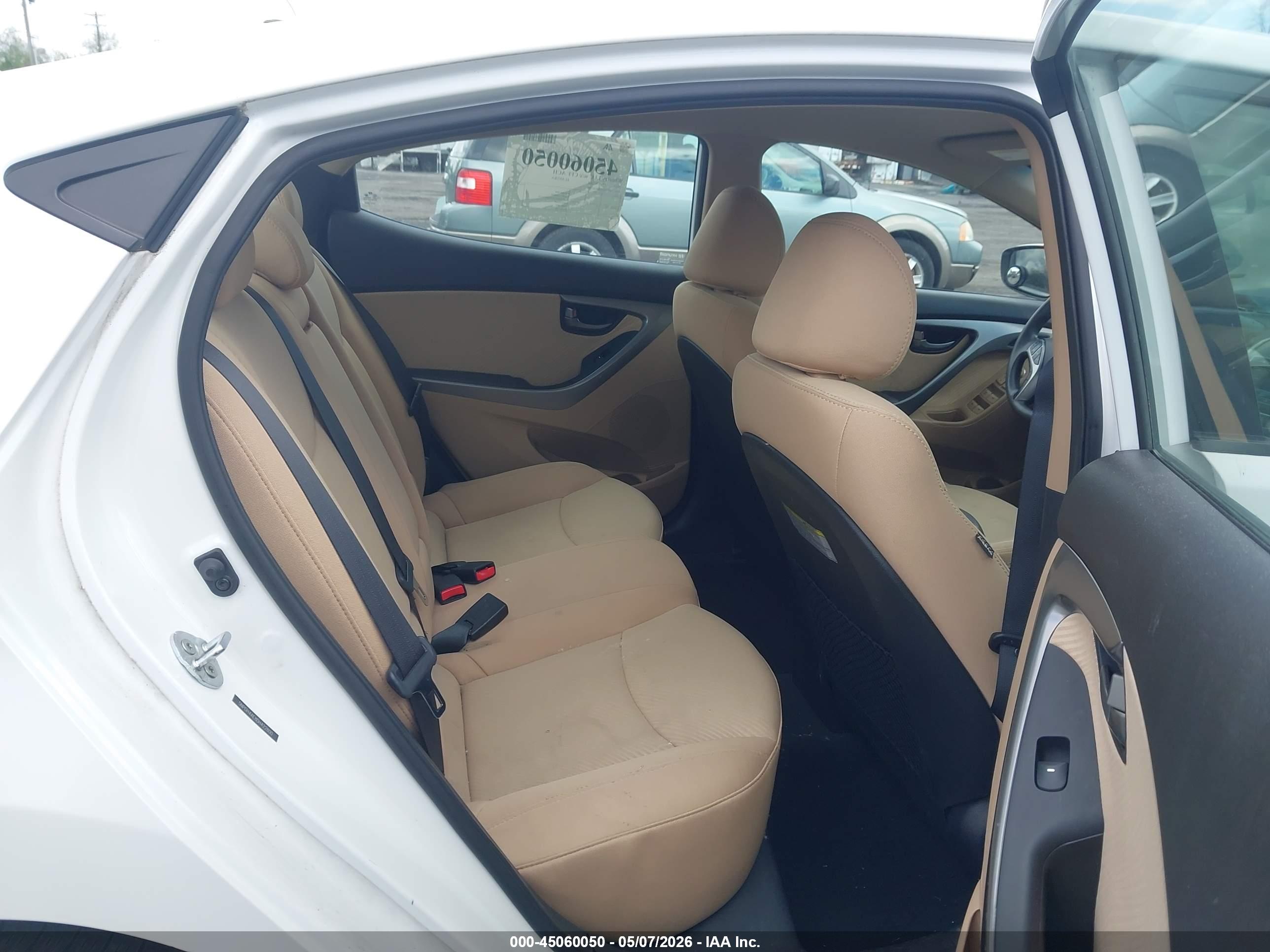 HYUNDAI ELANTRA image 8