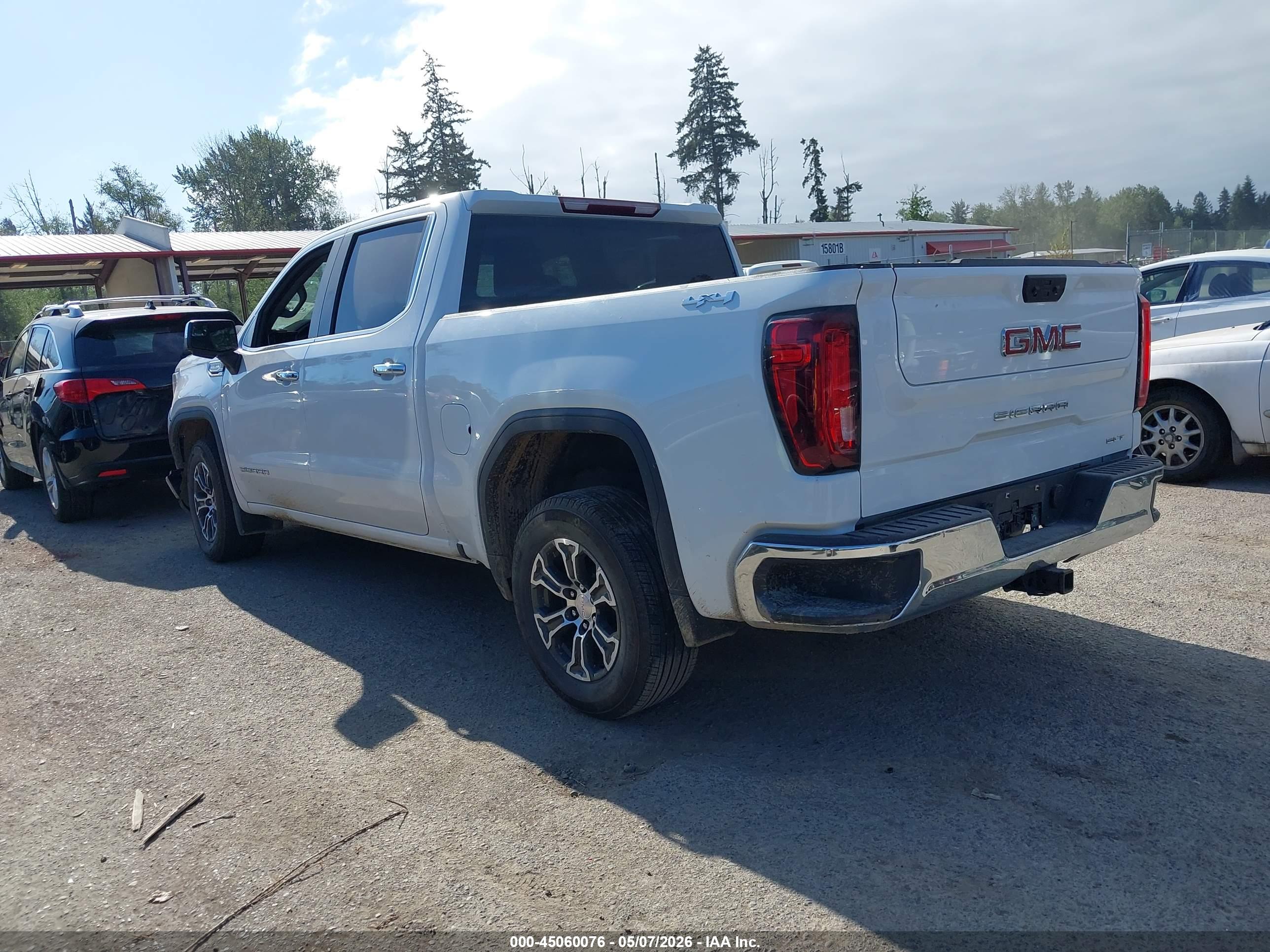 GMC SIERRA image 3