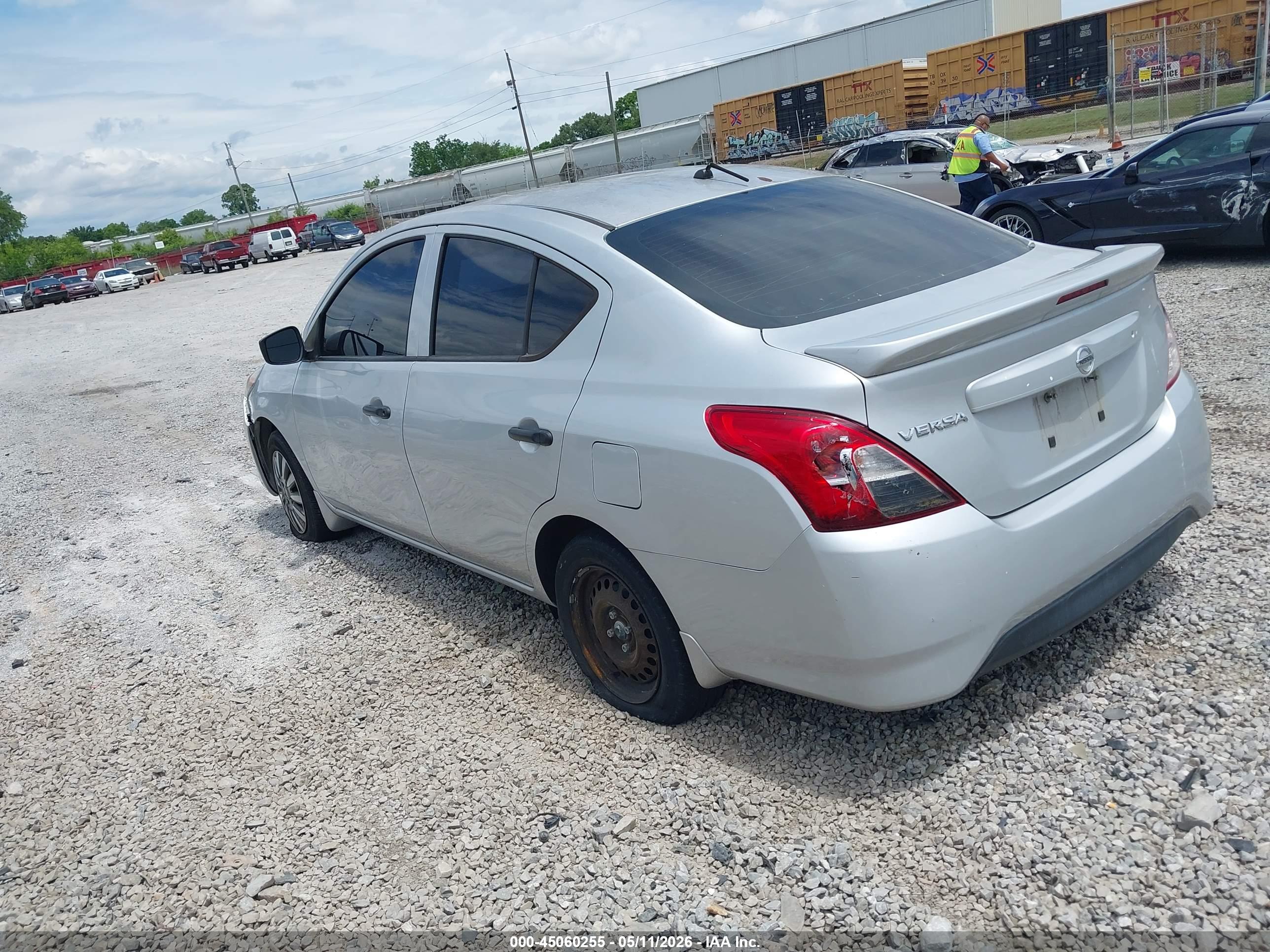 NISSAN VERSA image 3