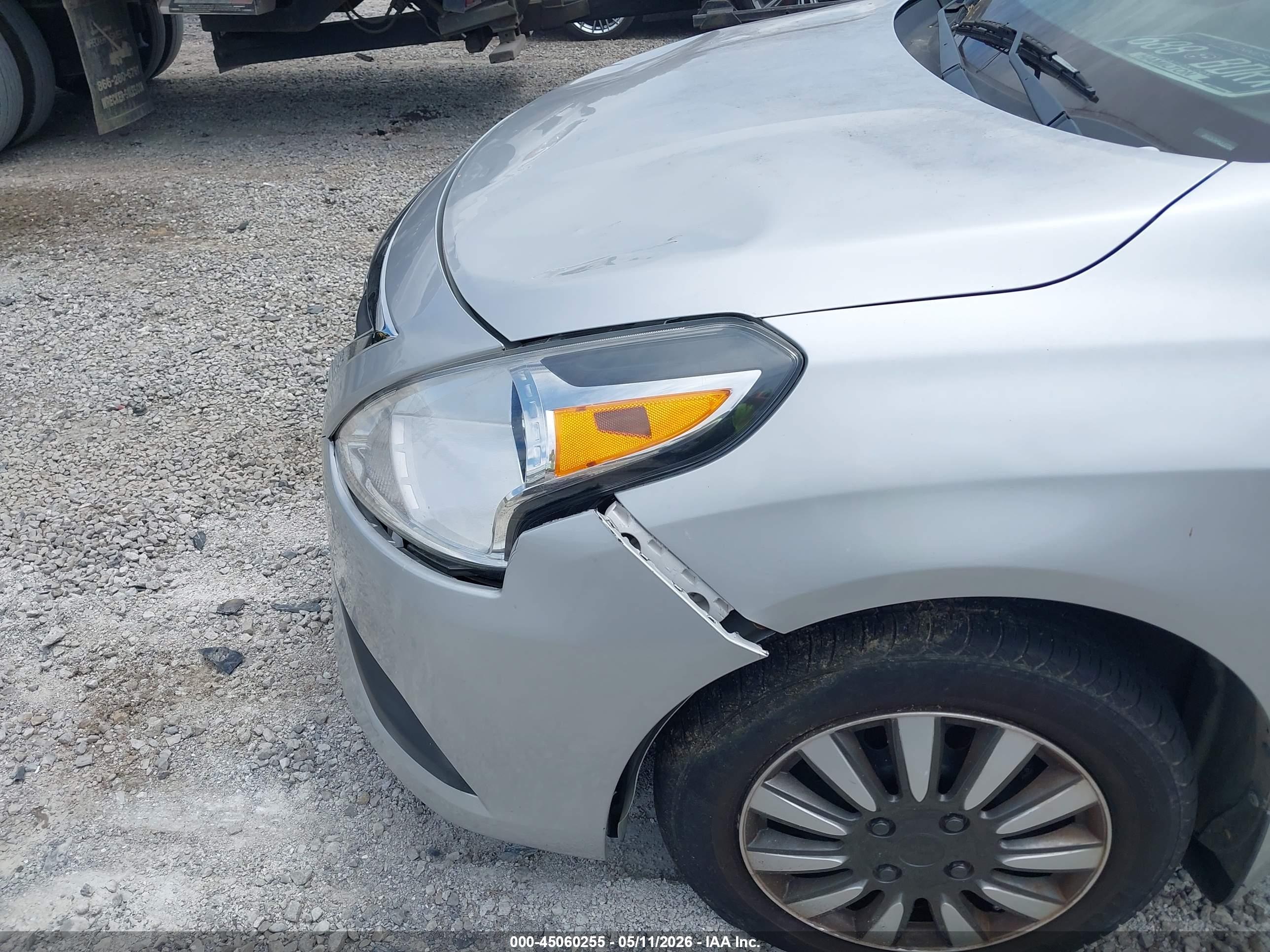 NISSAN VERSA image 6