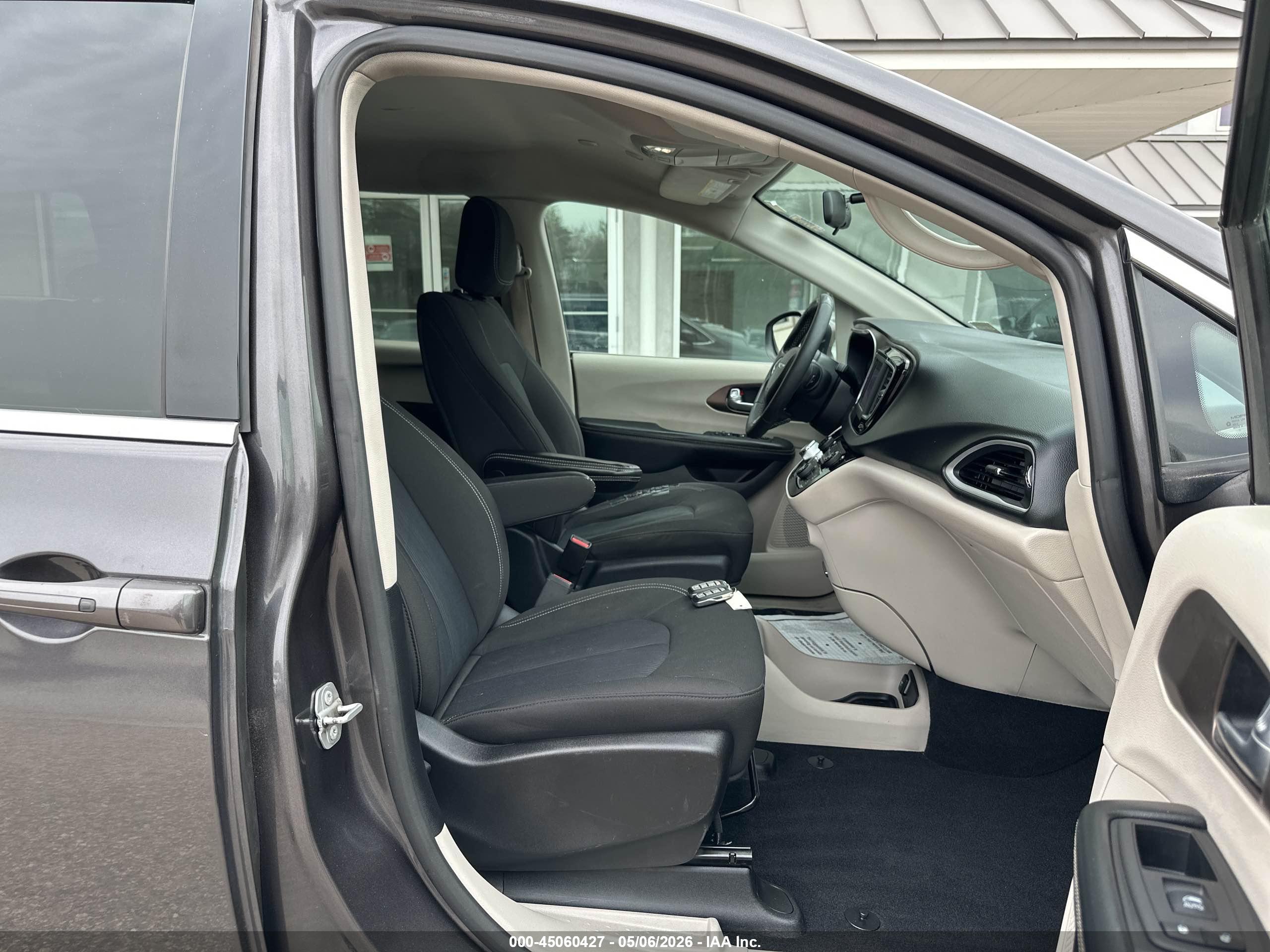 CHRYSLER VOYAGER image 5