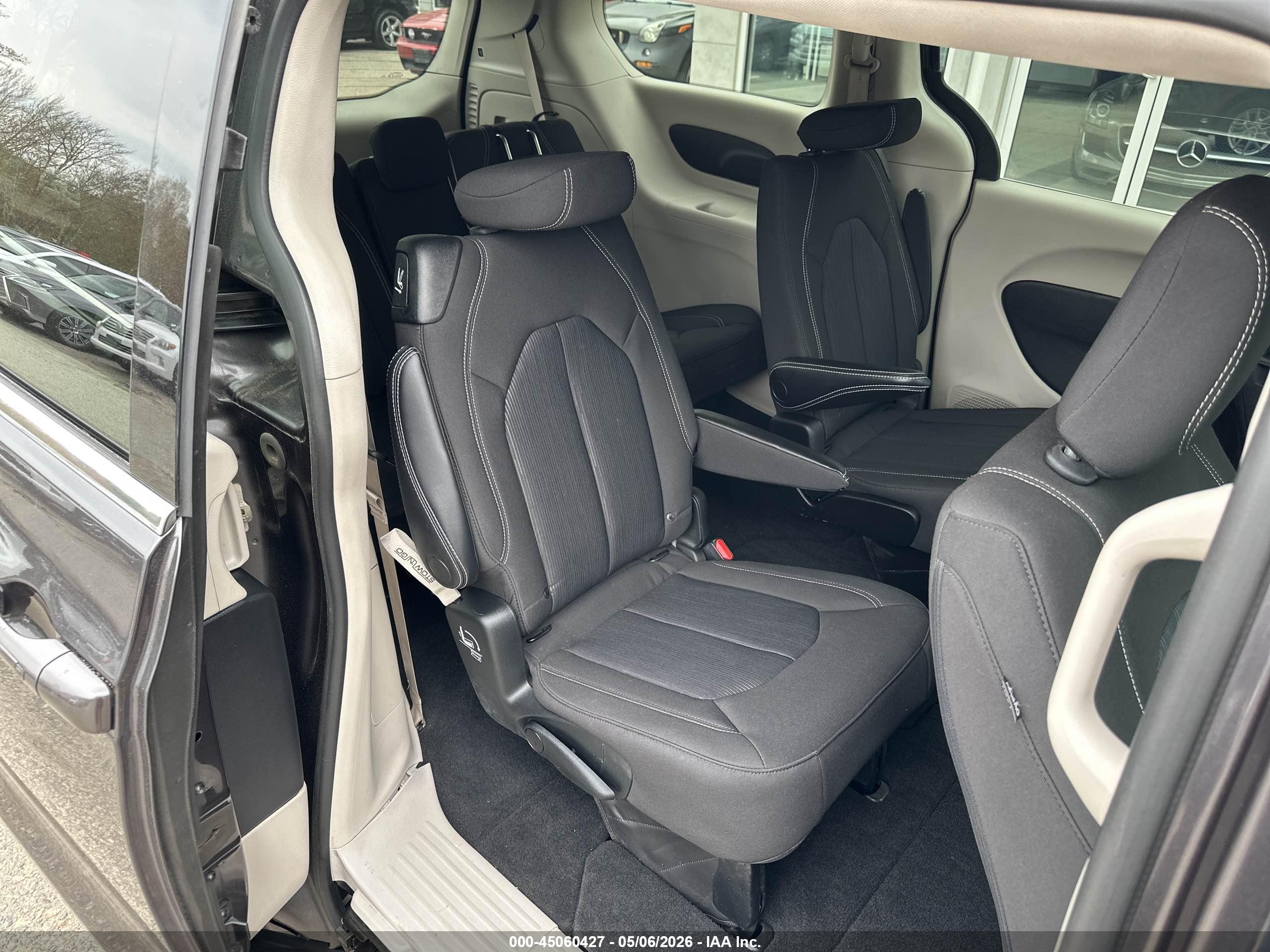 CHRYSLER VOYAGER image 8