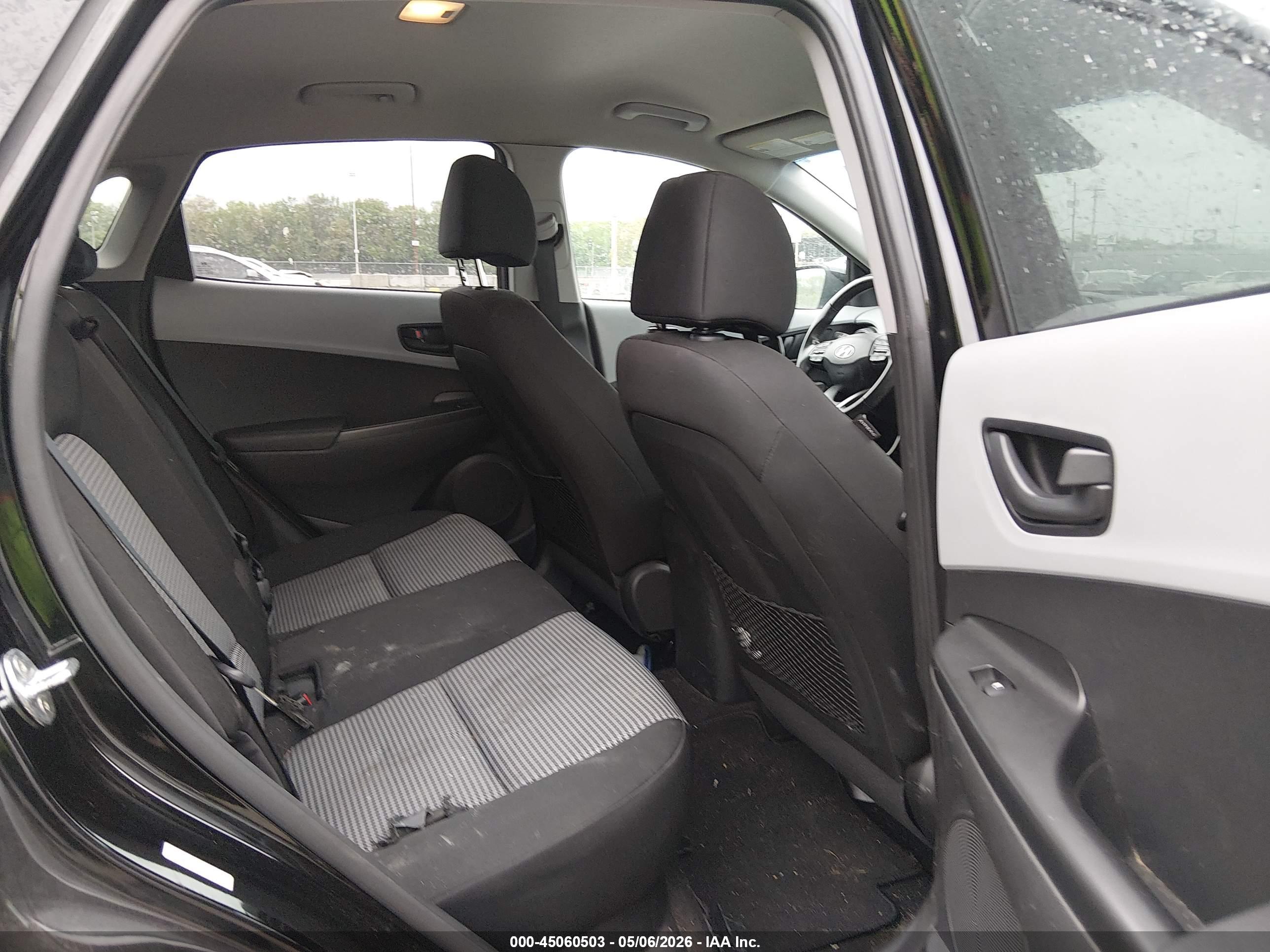 HYUNDAI KONA image 8