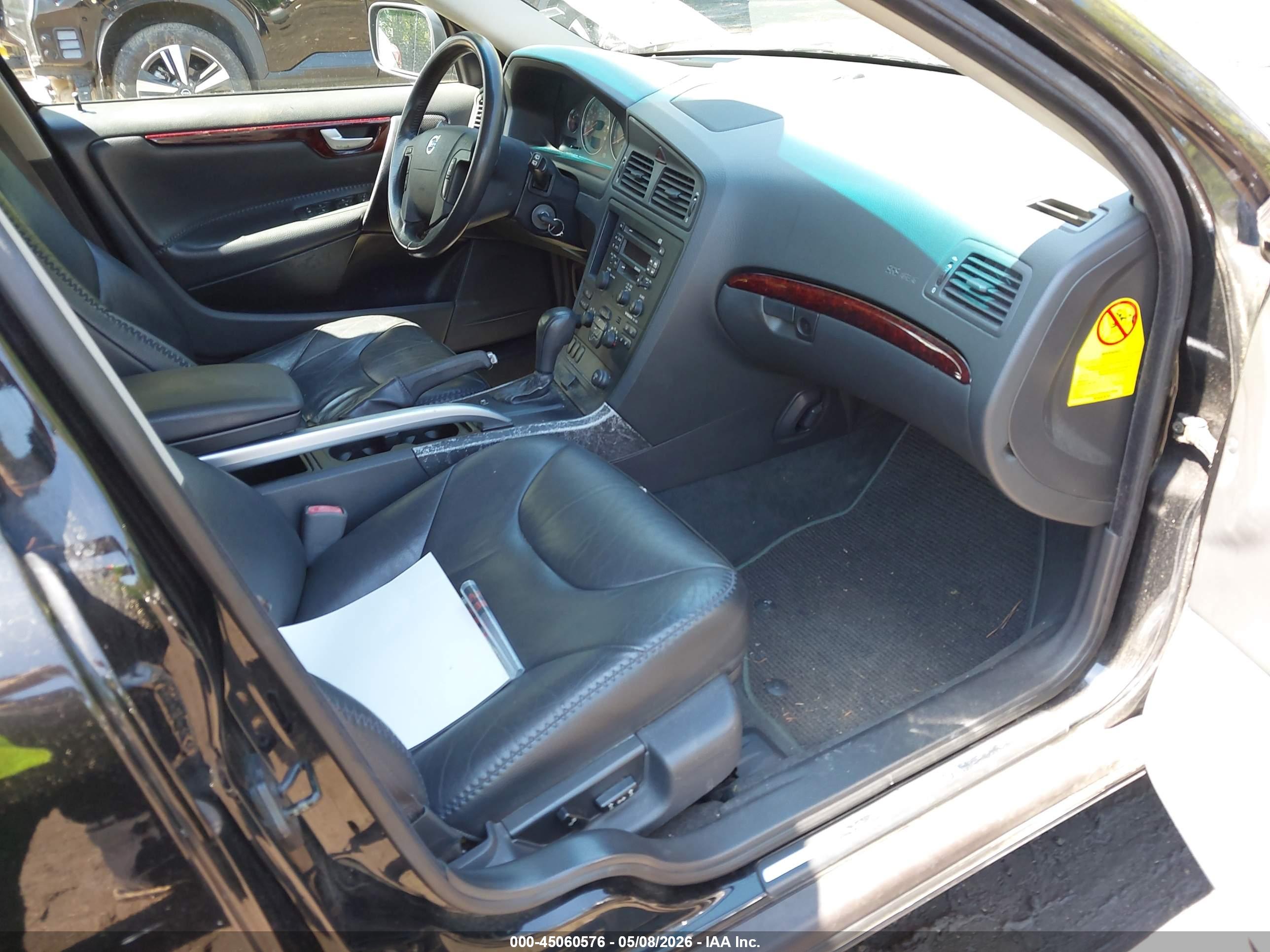 VOLVO XC70 image 5