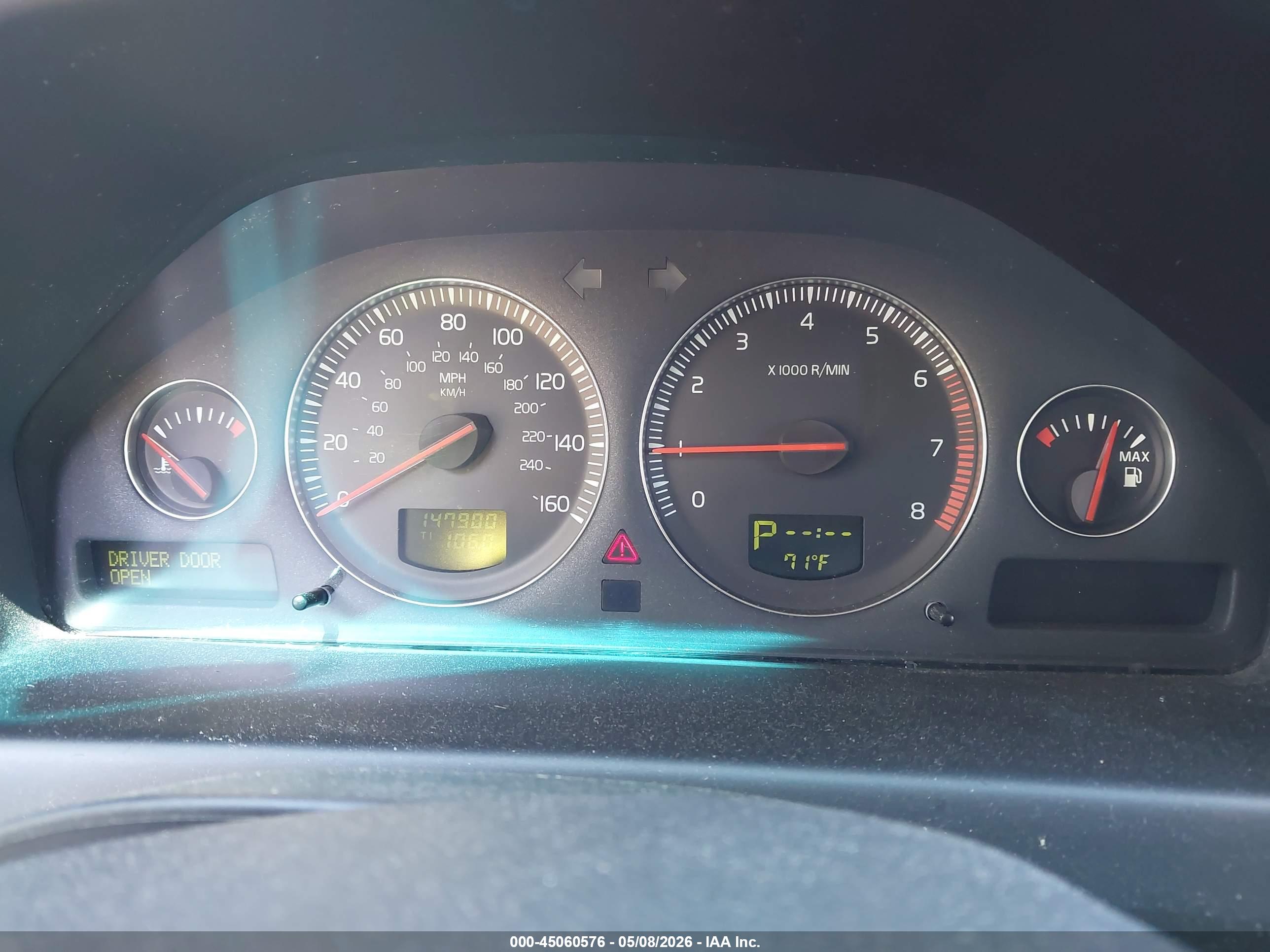 VOLVO XC70 image 7