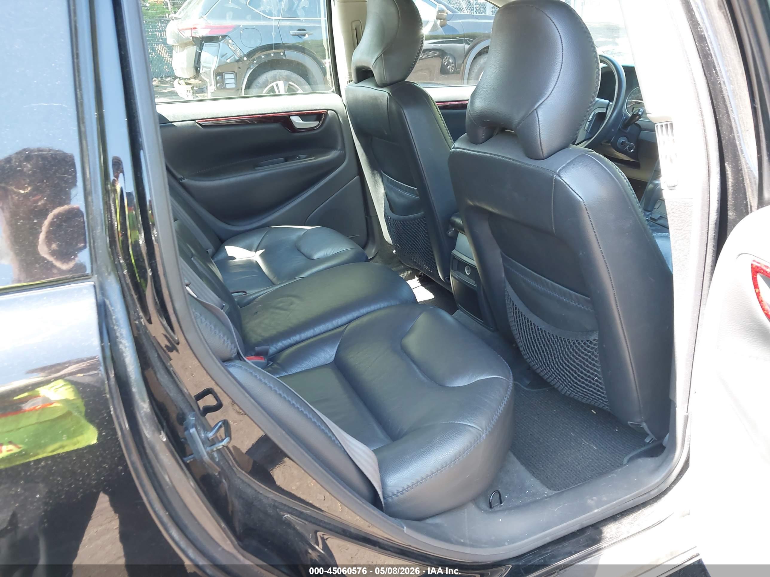 VOLVO XC70 image 8