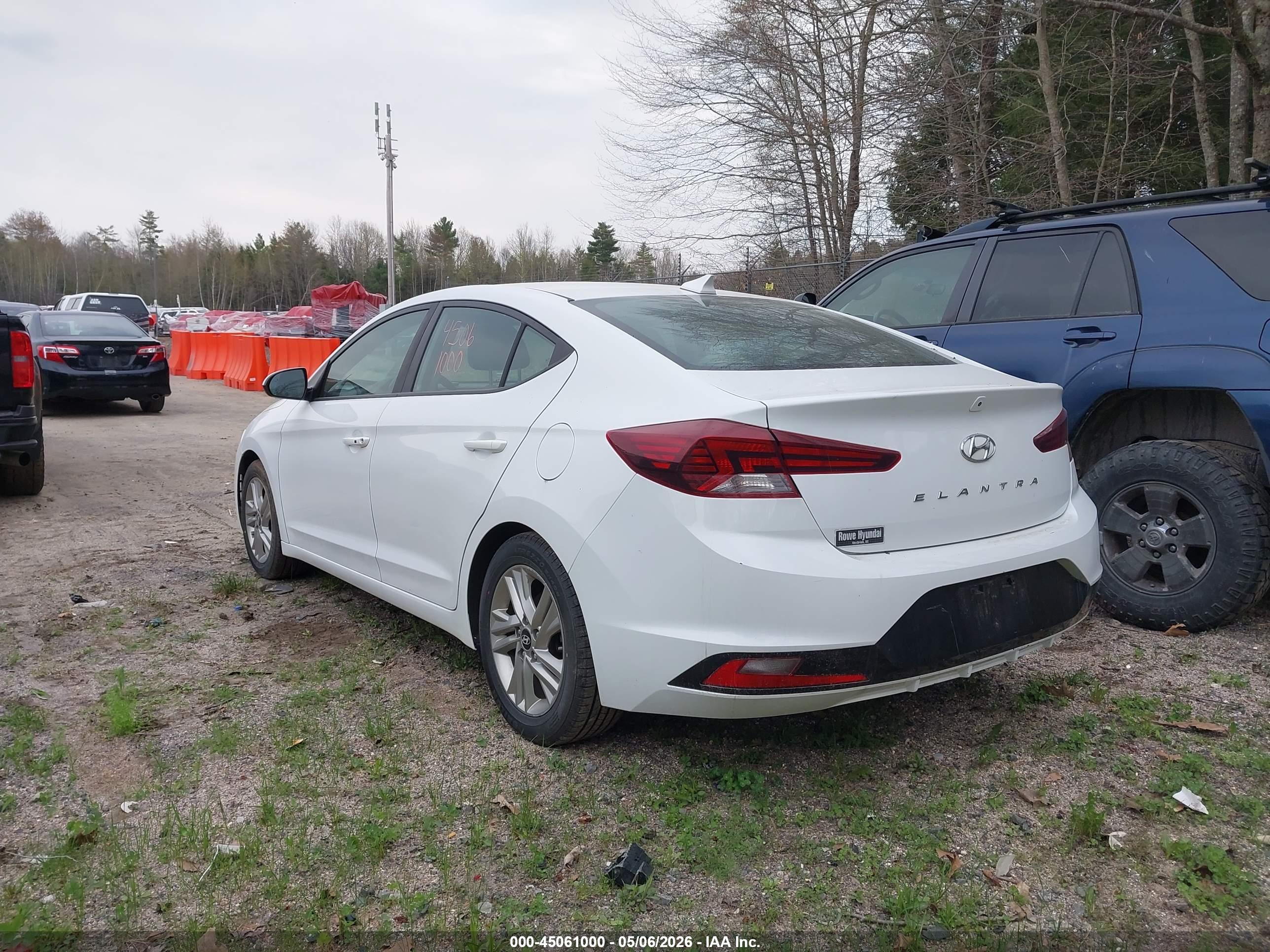 HYUNDAI ELANTRA image 3