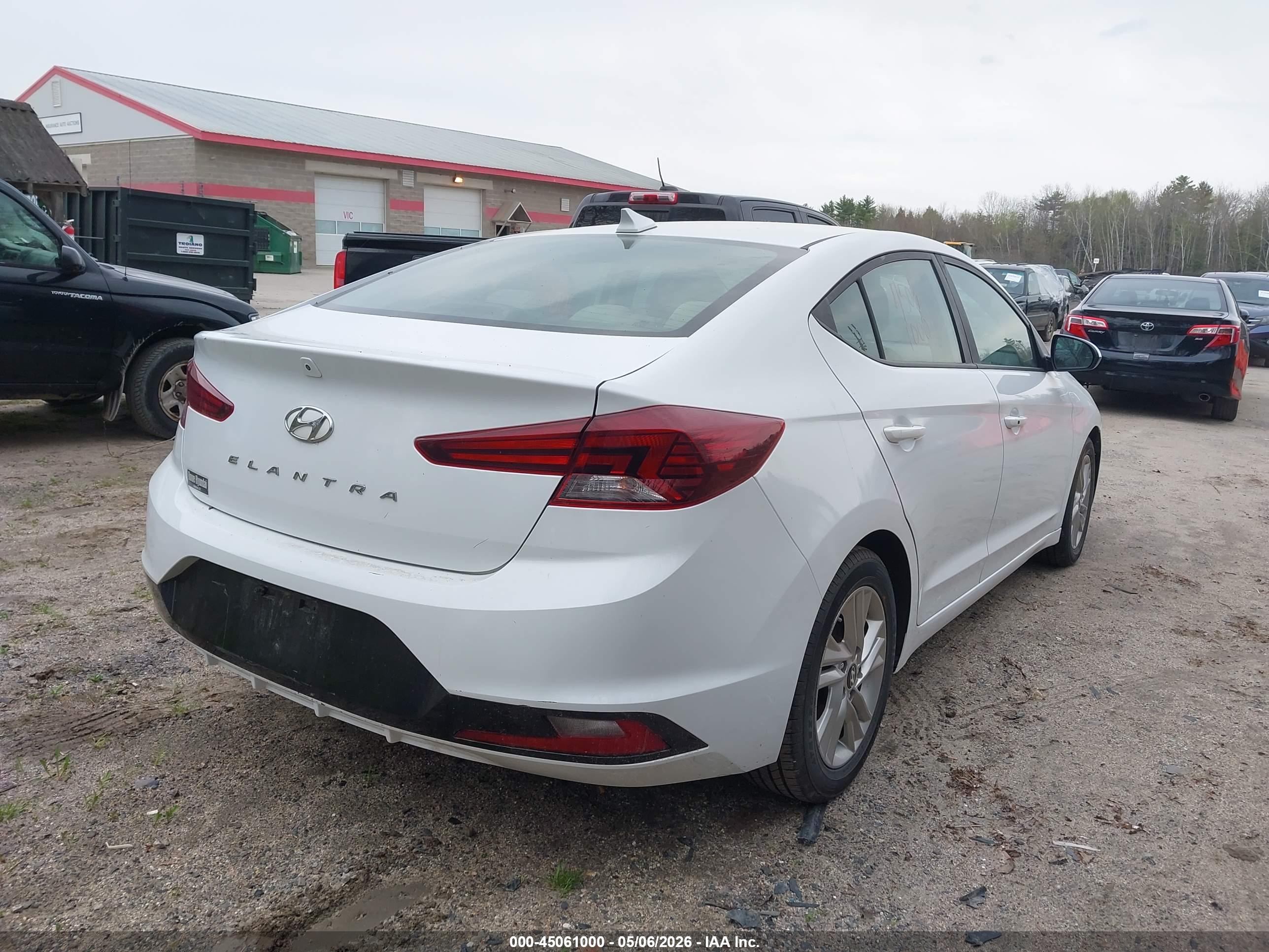 HYUNDAI ELANTRA image 4