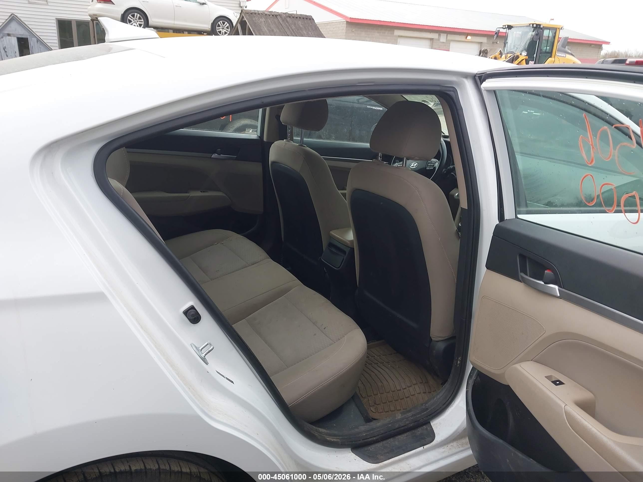 HYUNDAI ELANTRA image 8