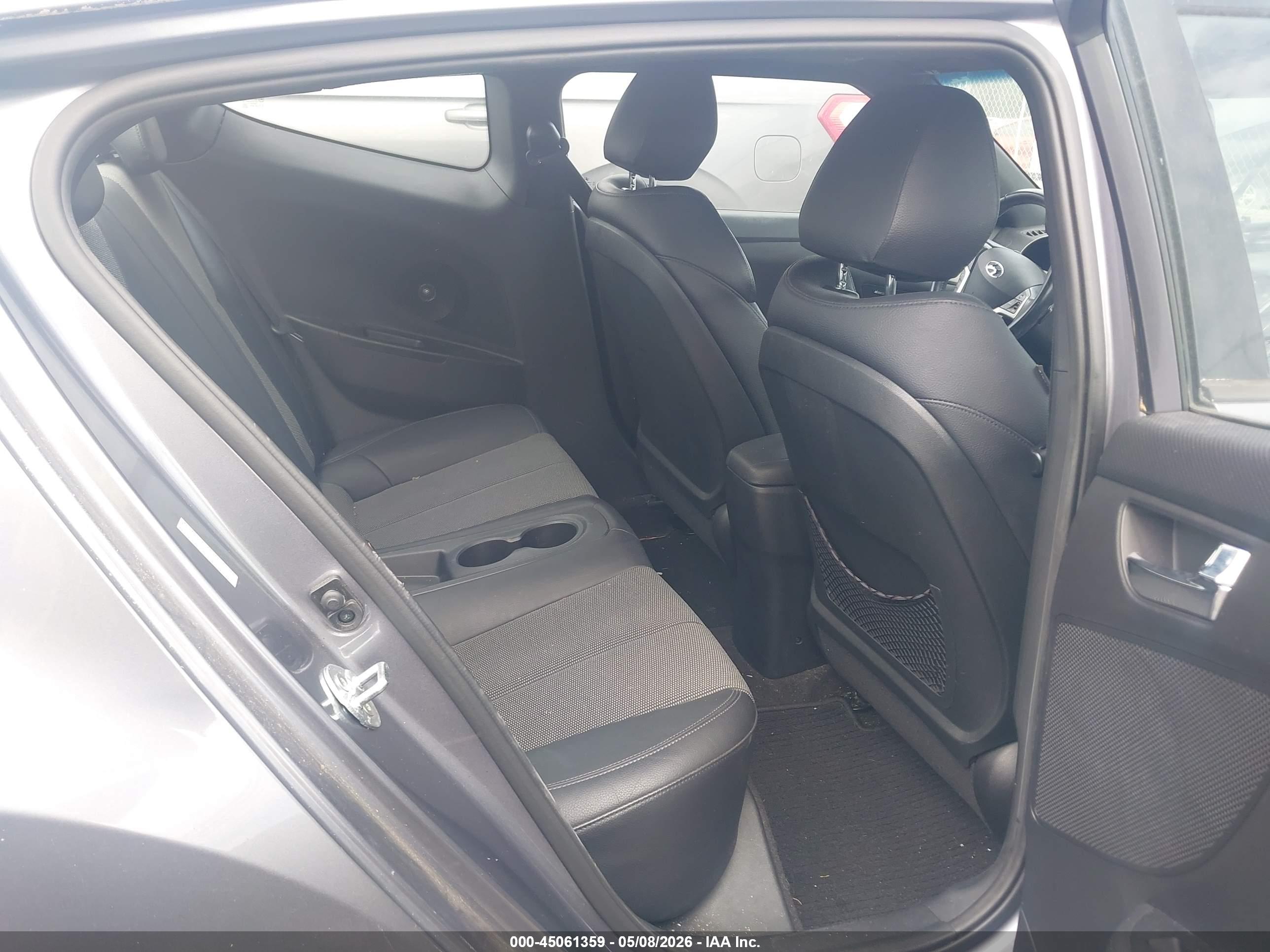 HYUNDAI VELOSTER image 8
