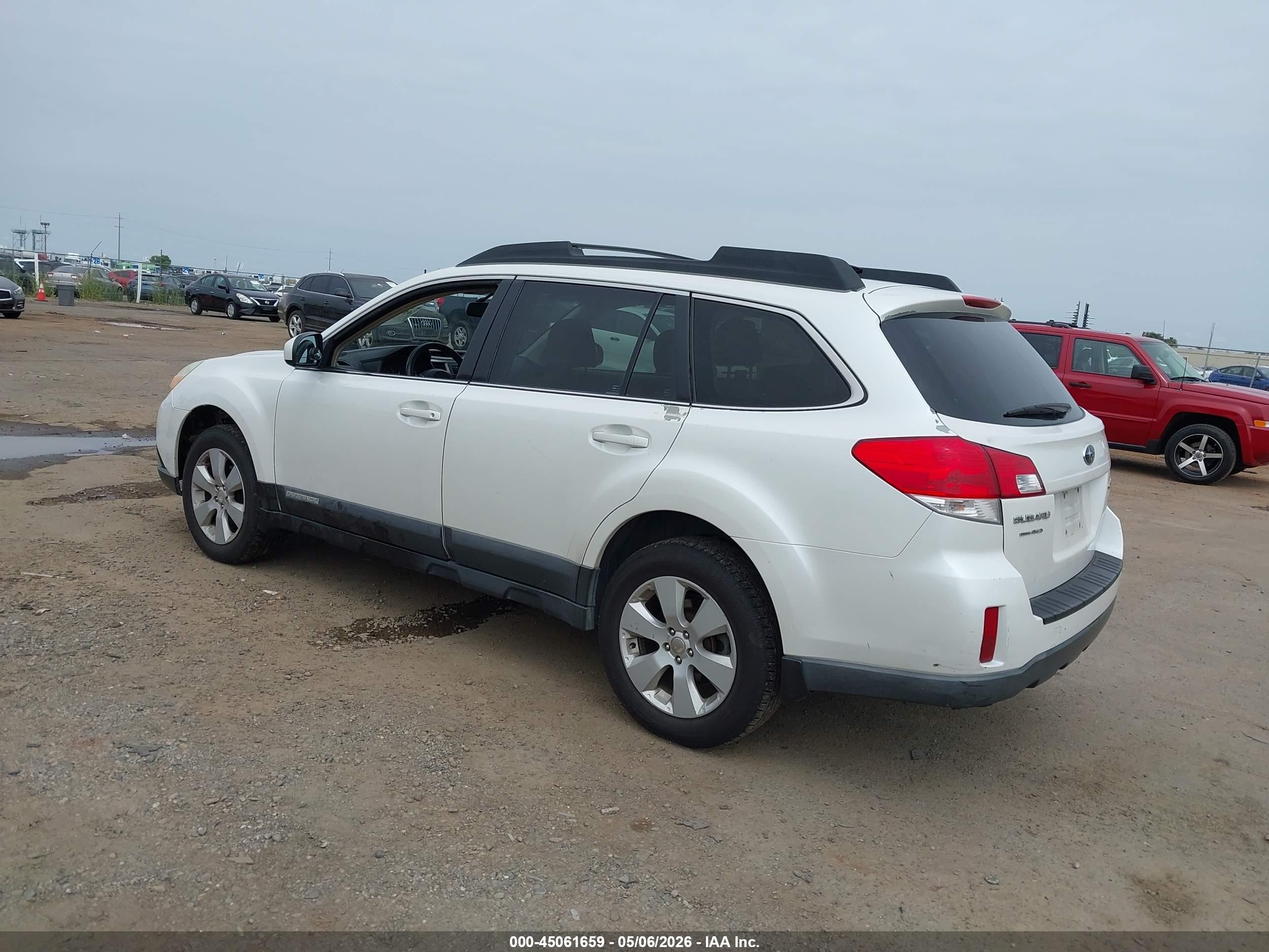 SUBARU OUTBACK image 3