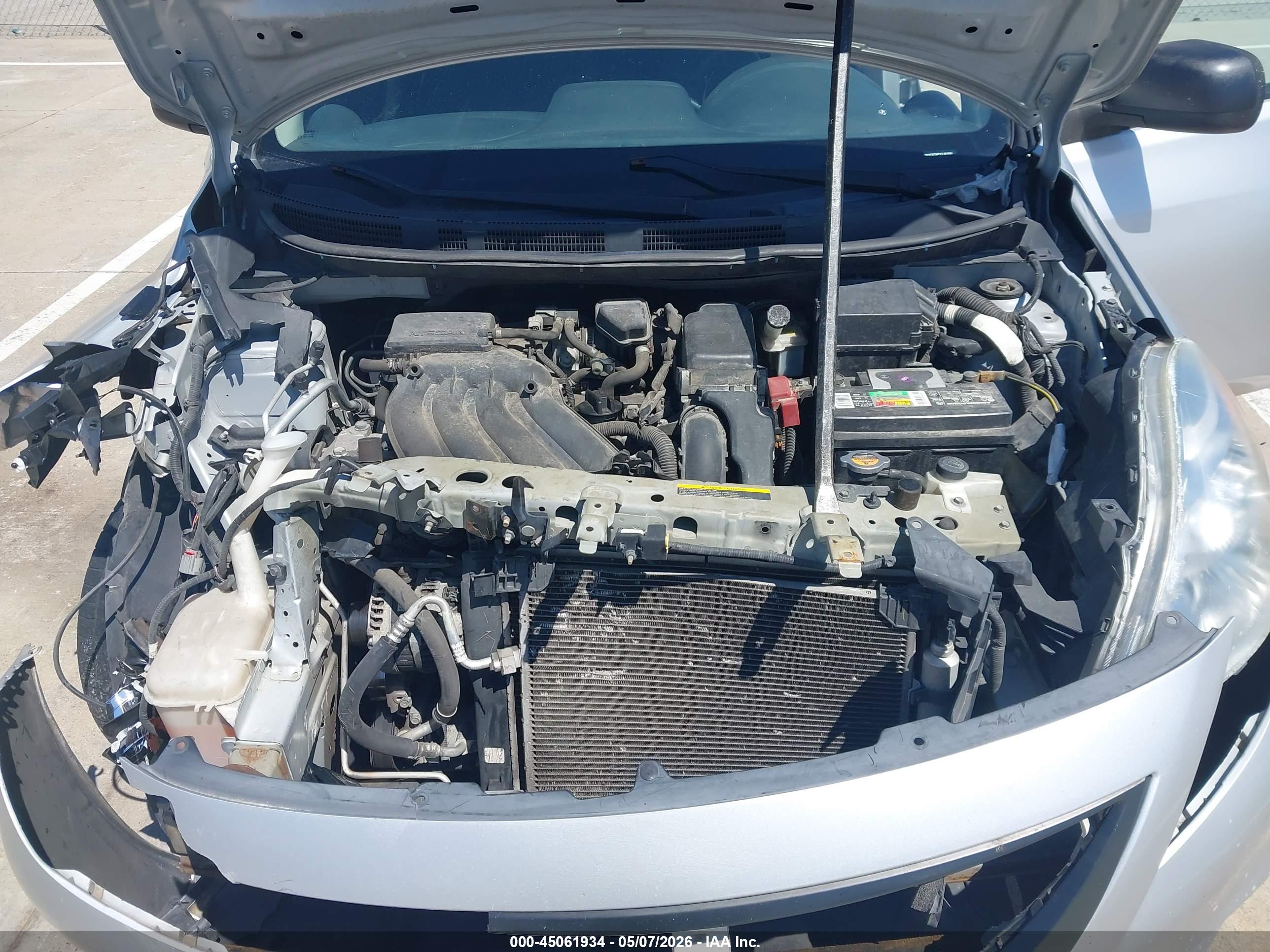 NISSAN VERSA image 10