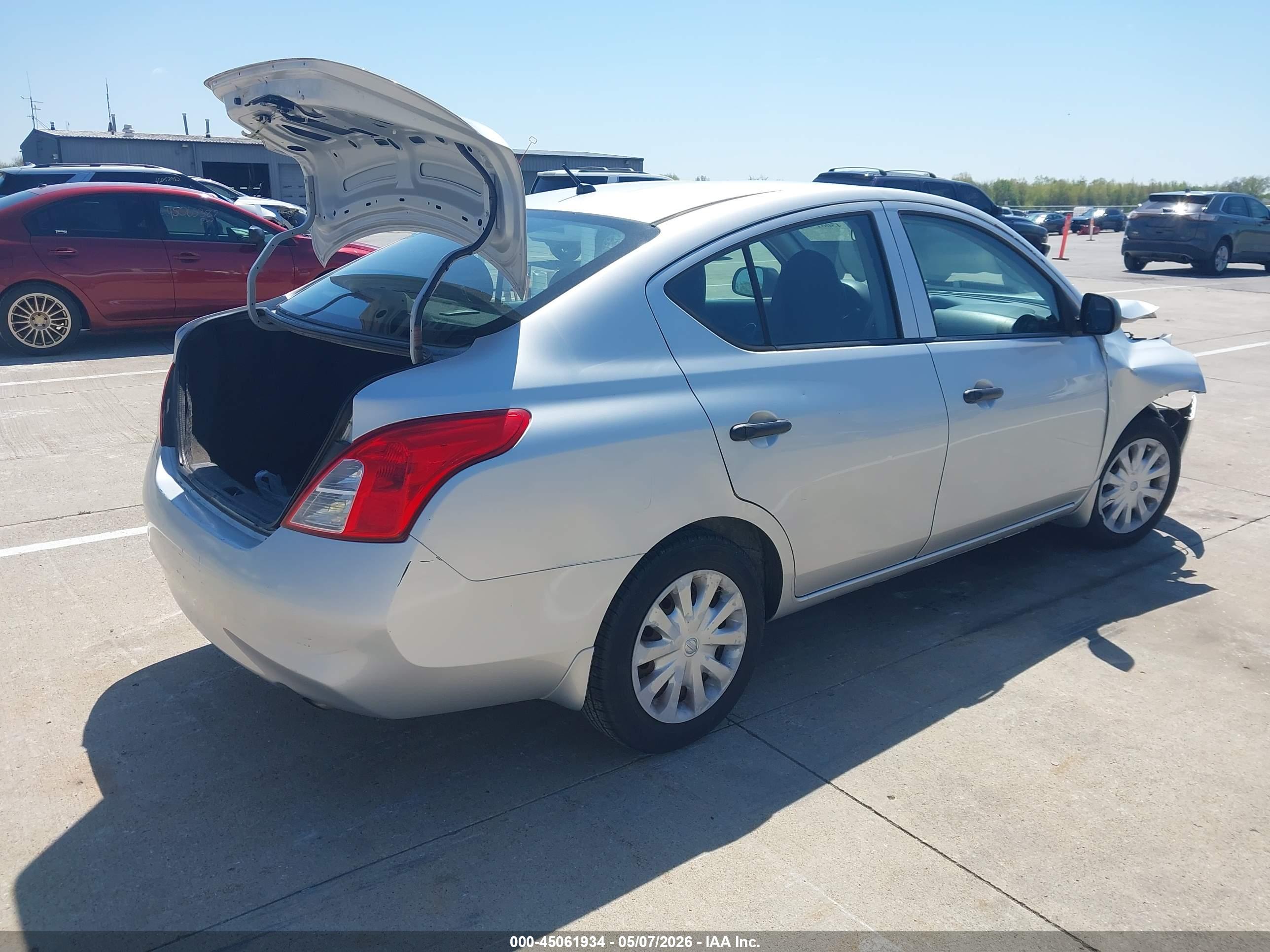 NISSAN VERSA image 4