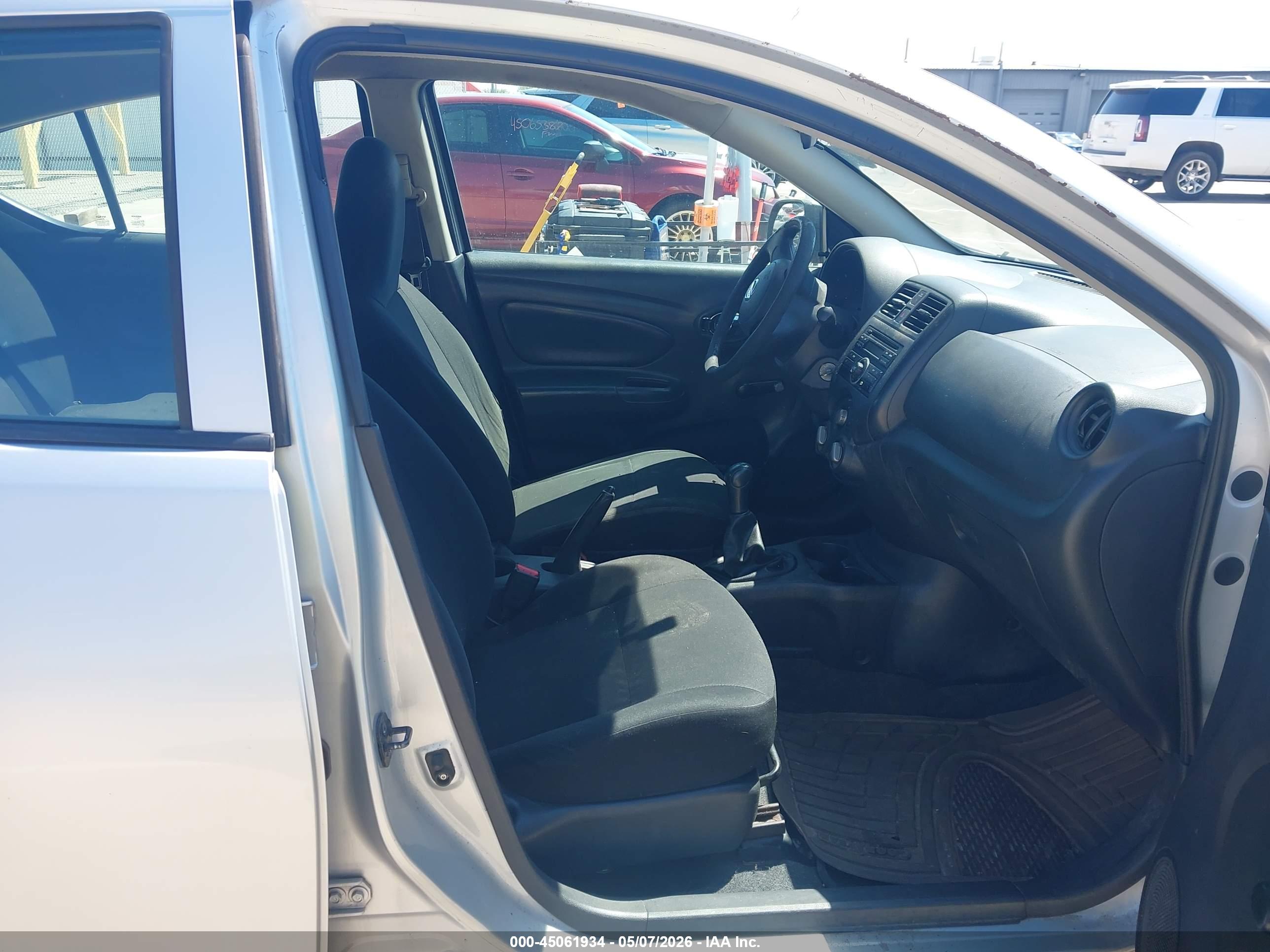 NISSAN VERSA image 5