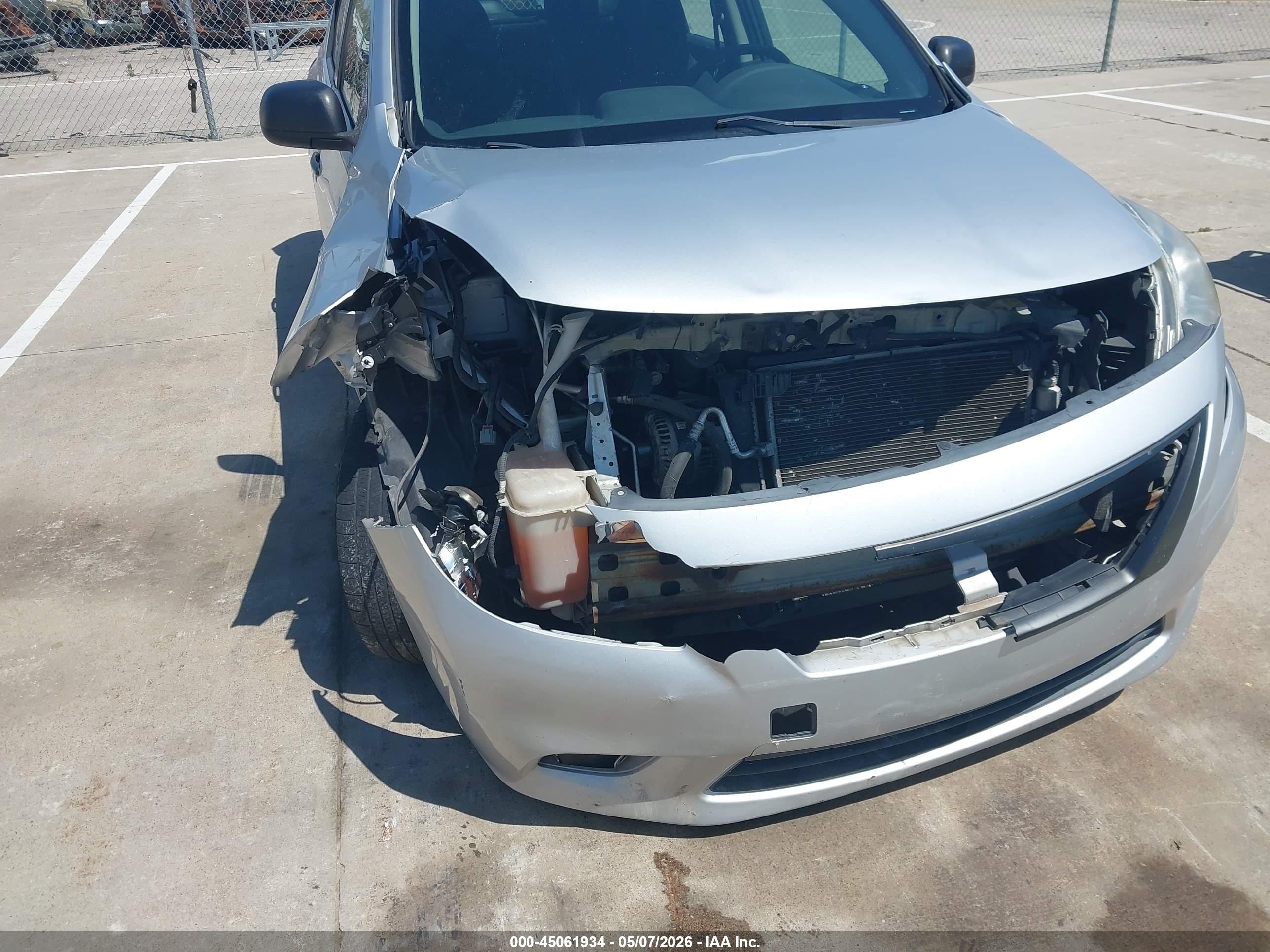 NISSAN VERSA image 6