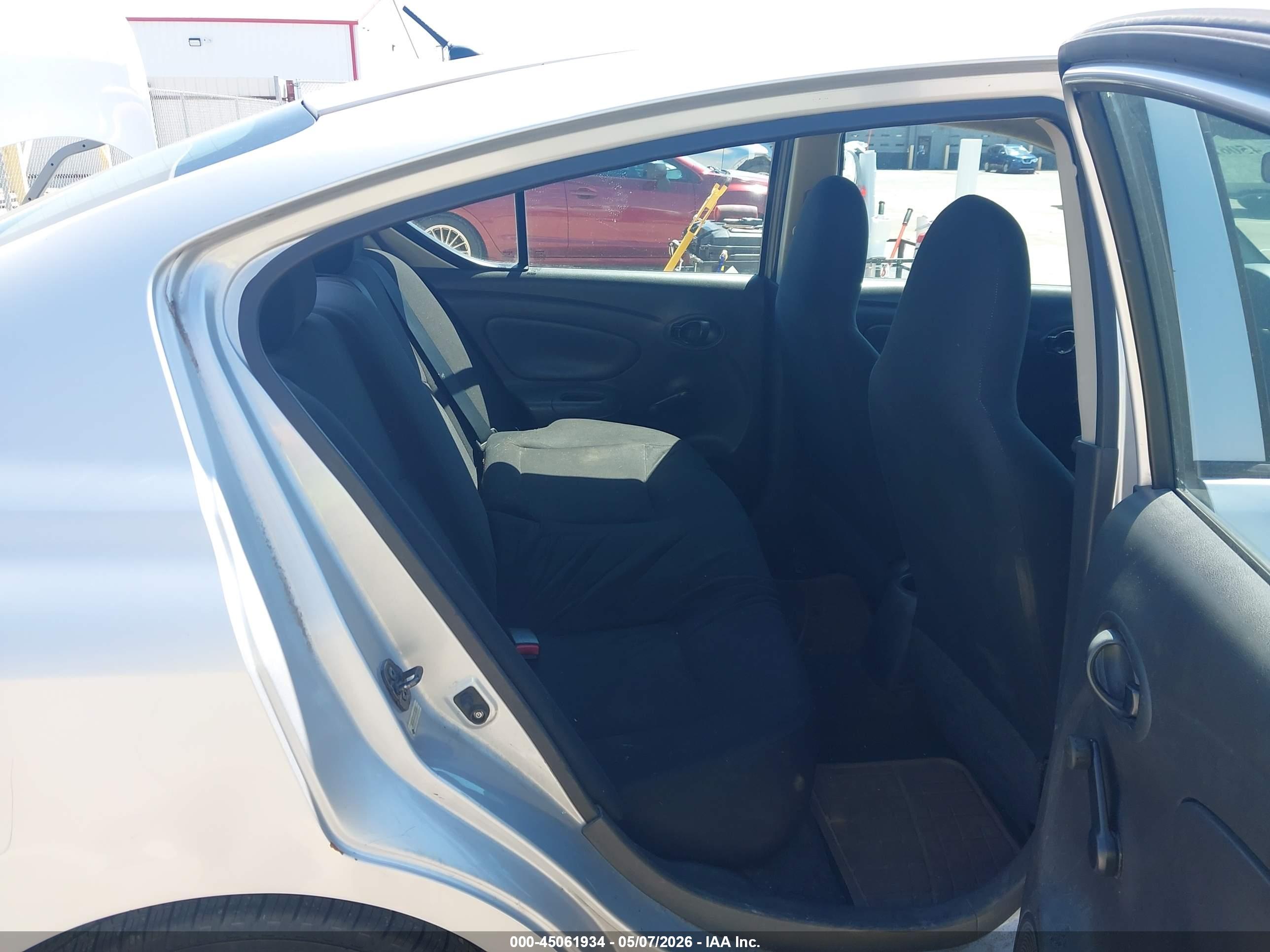 NISSAN VERSA image 8