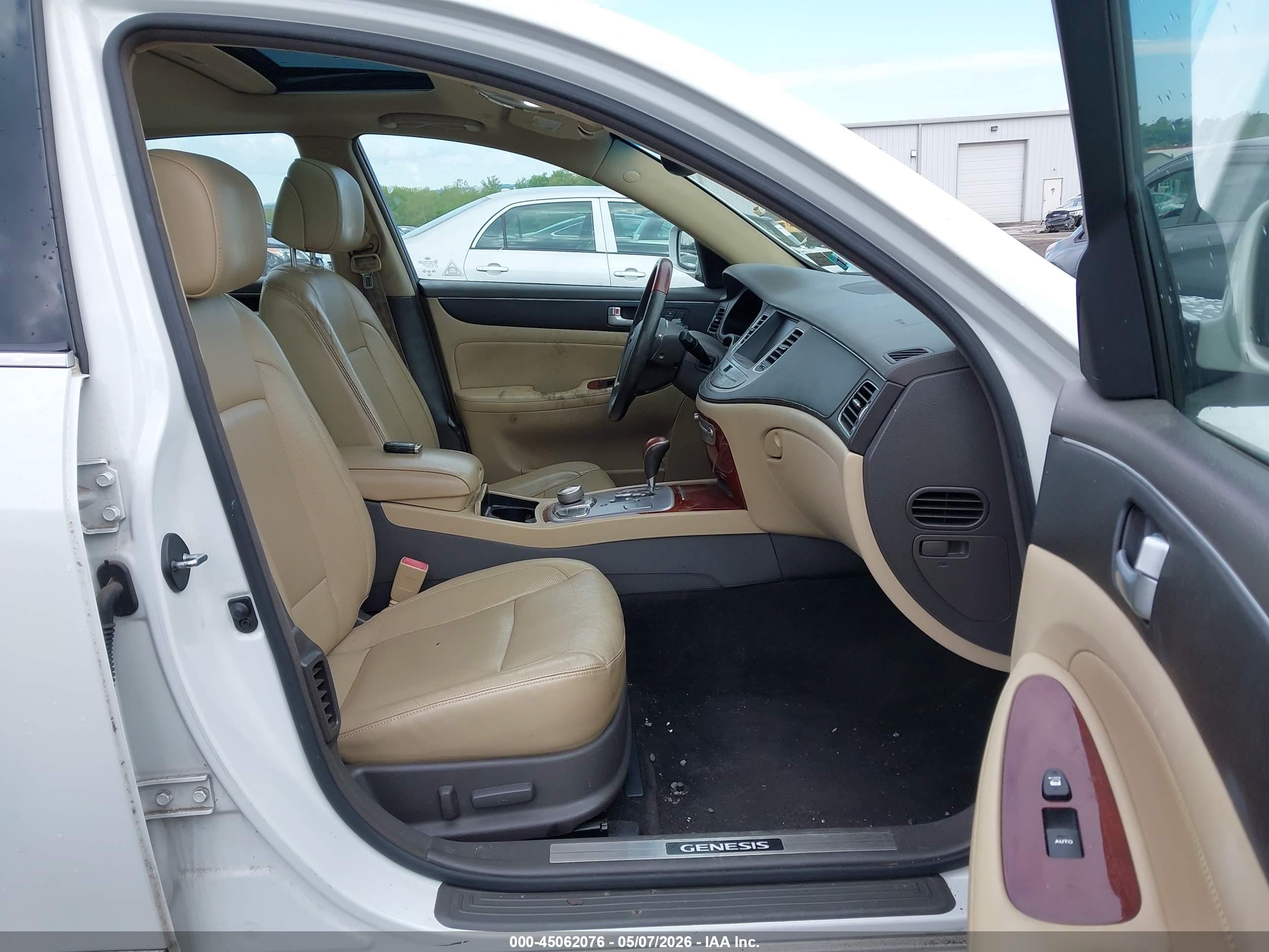 HYUNDAI GENESIS image 5
