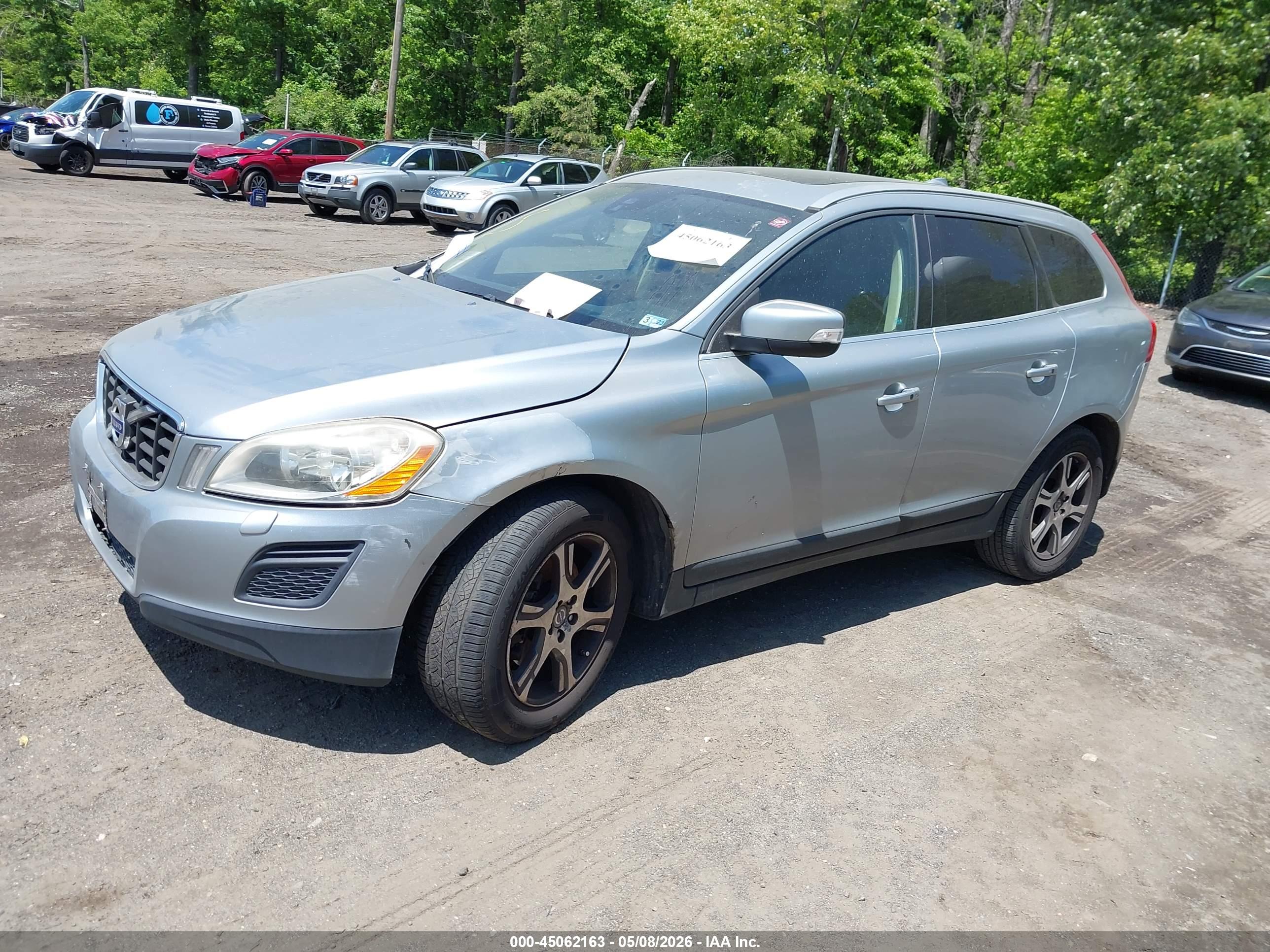 VOLVO XC60 image 2