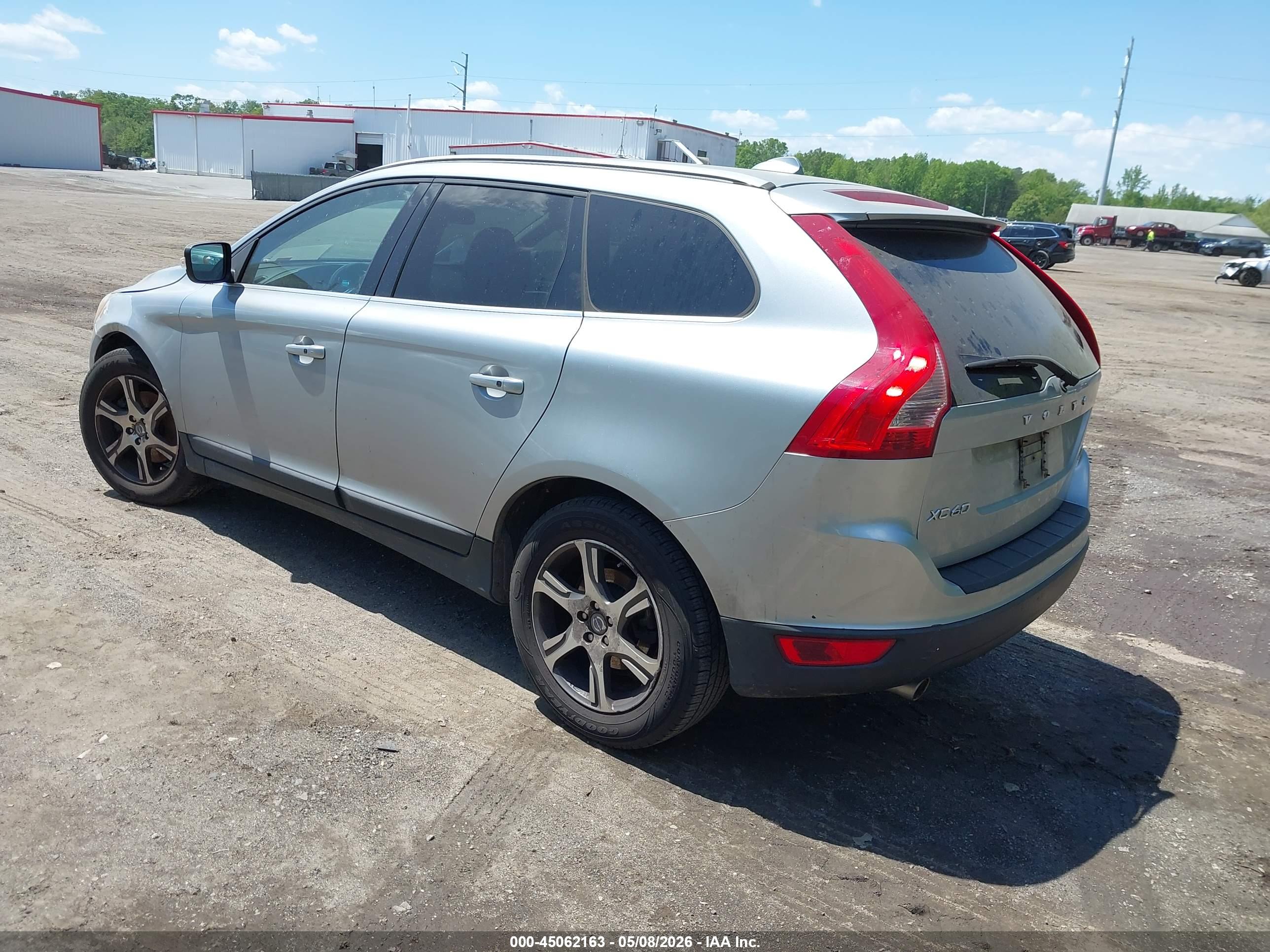 VOLVO XC60 image 3