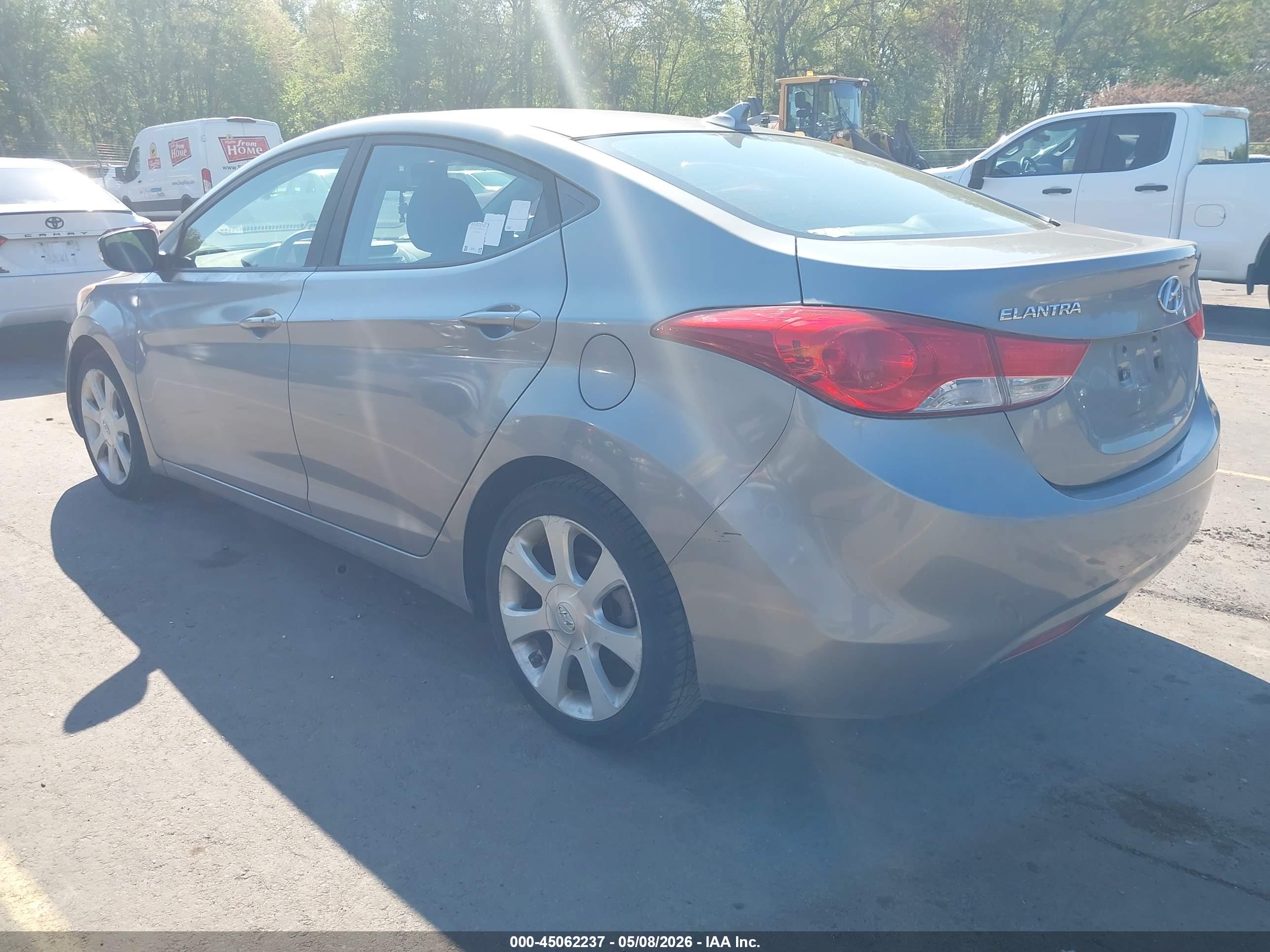 HYUNDAI ELANTRA image 3