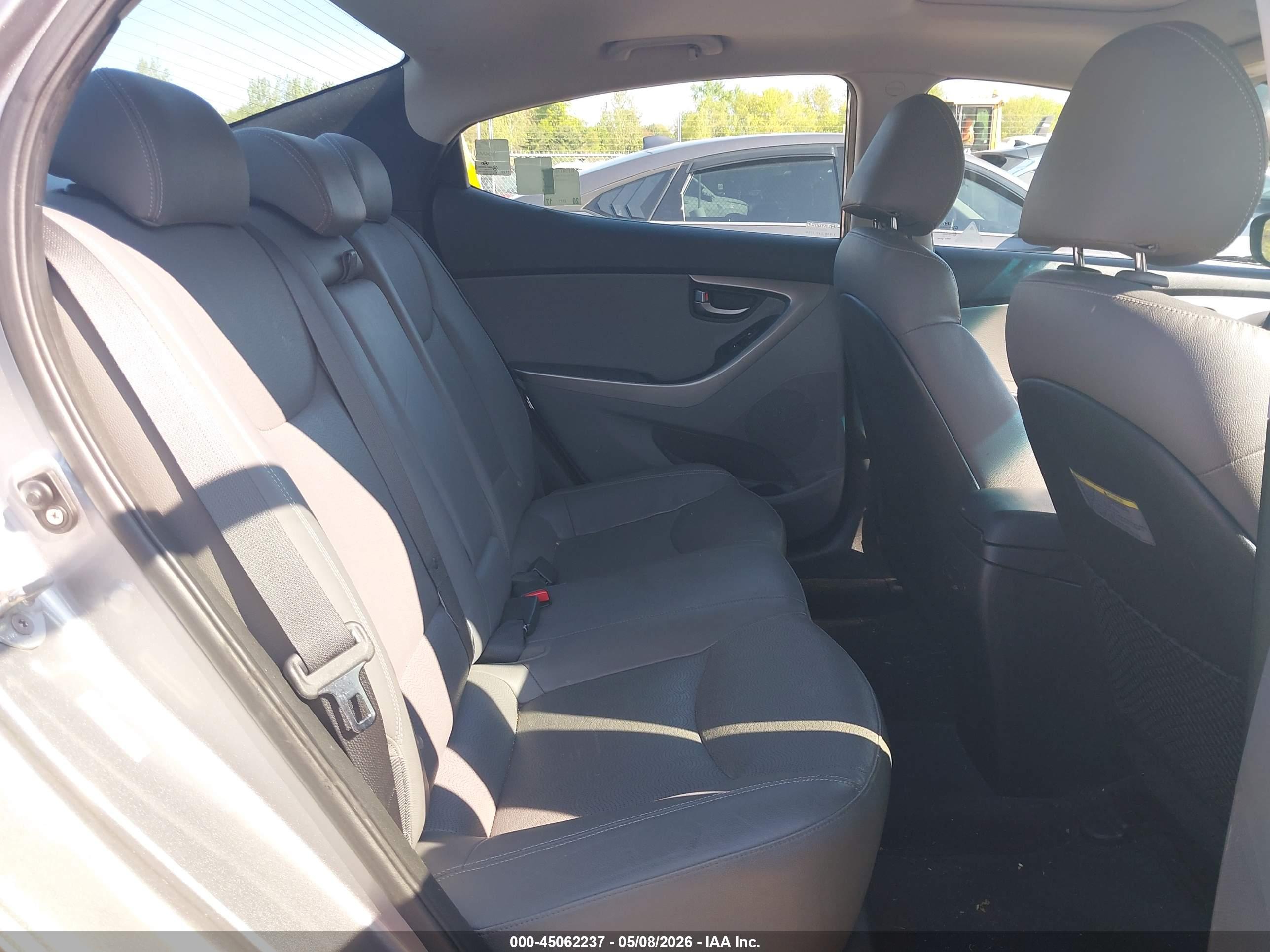 HYUNDAI ELANTRA image 8