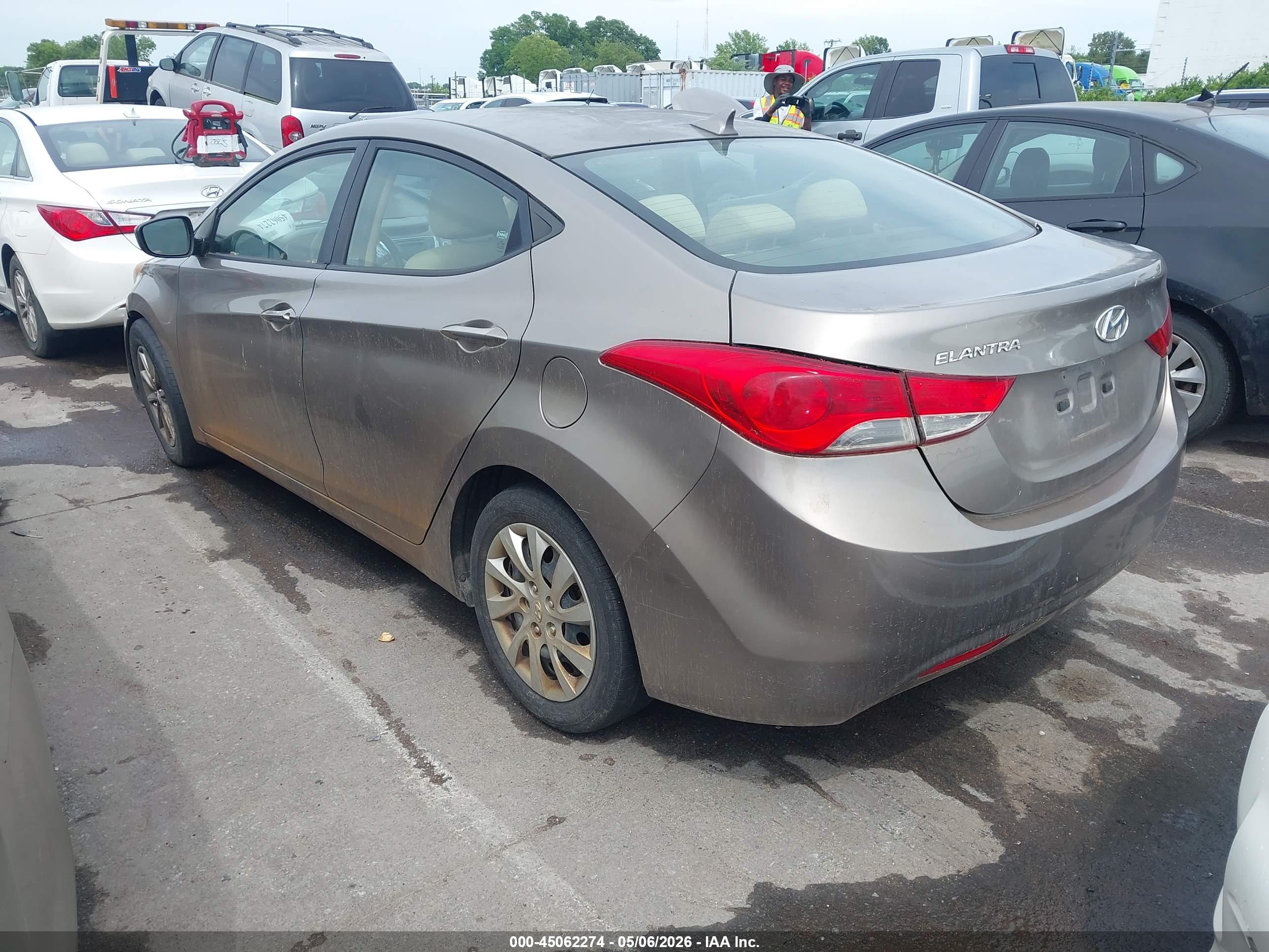 HYUNDAI ELANTRA image 3