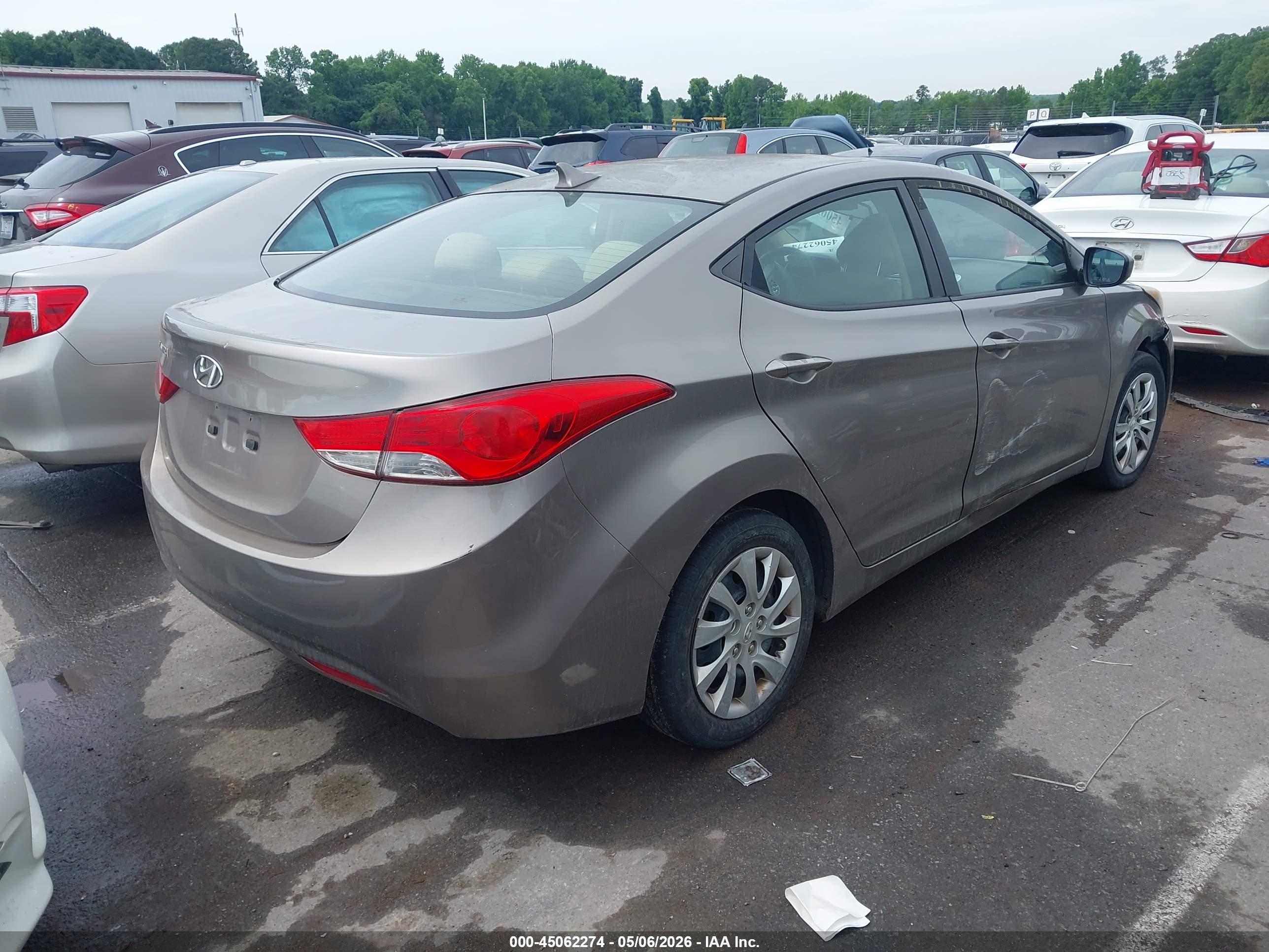 HYUNDAI ELANTRA image 4