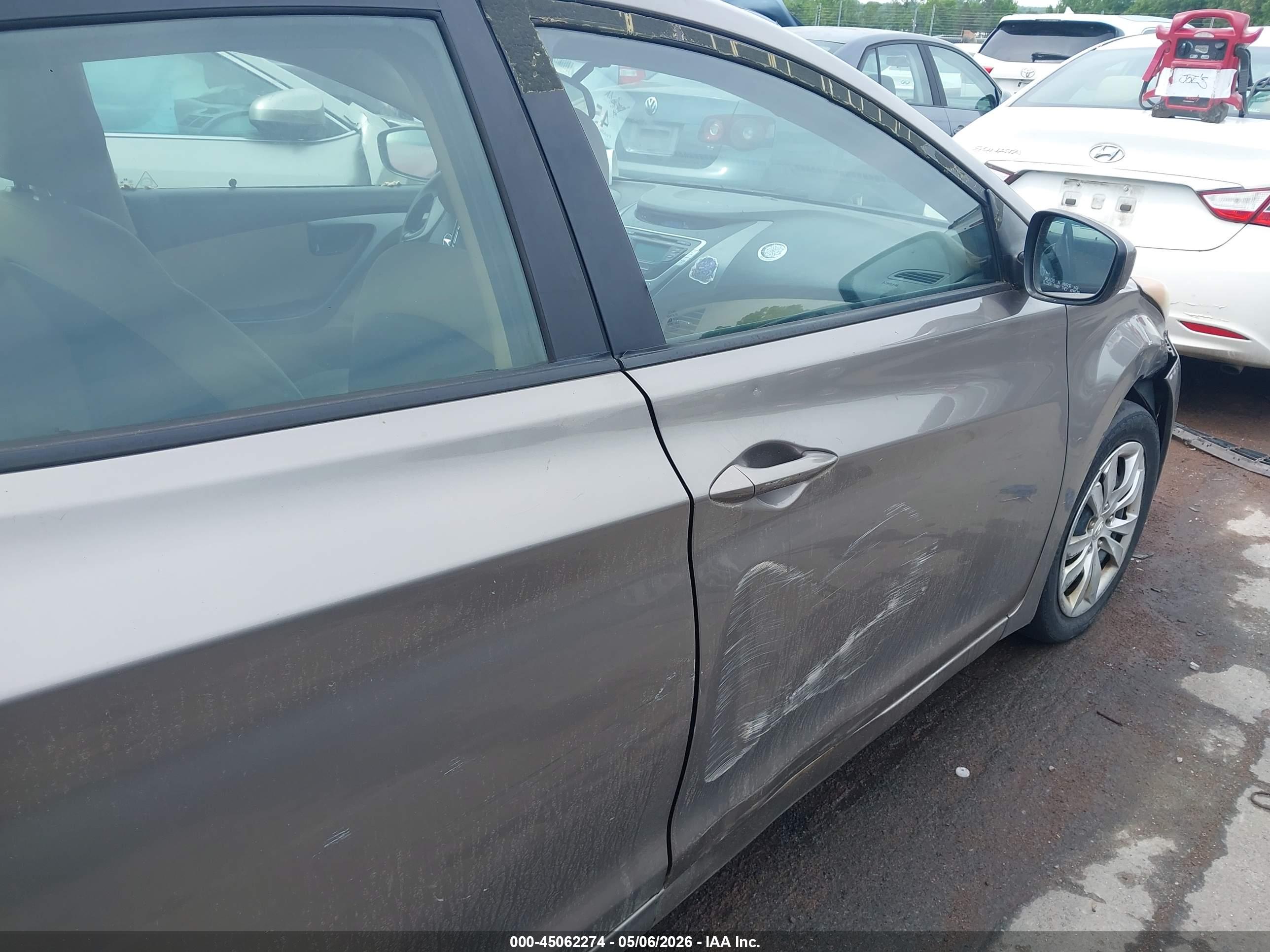 HYUNDAI ELANTRA image 6