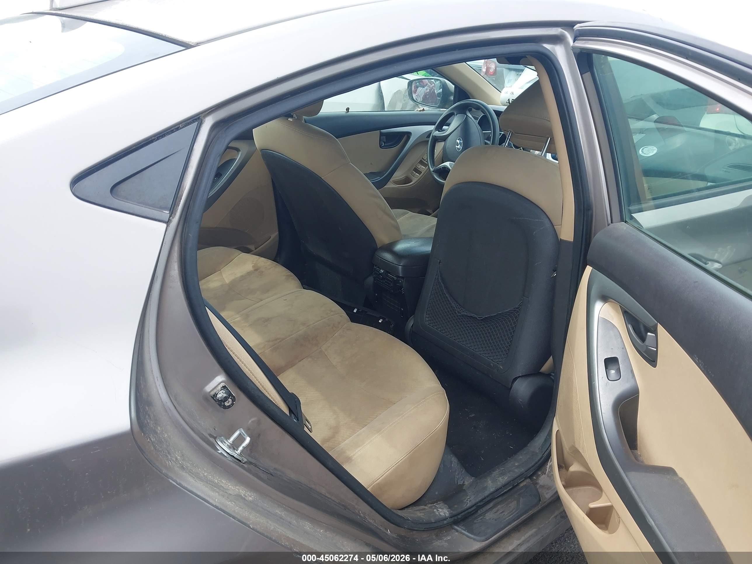 HYUNDAI ELANTRA image 8