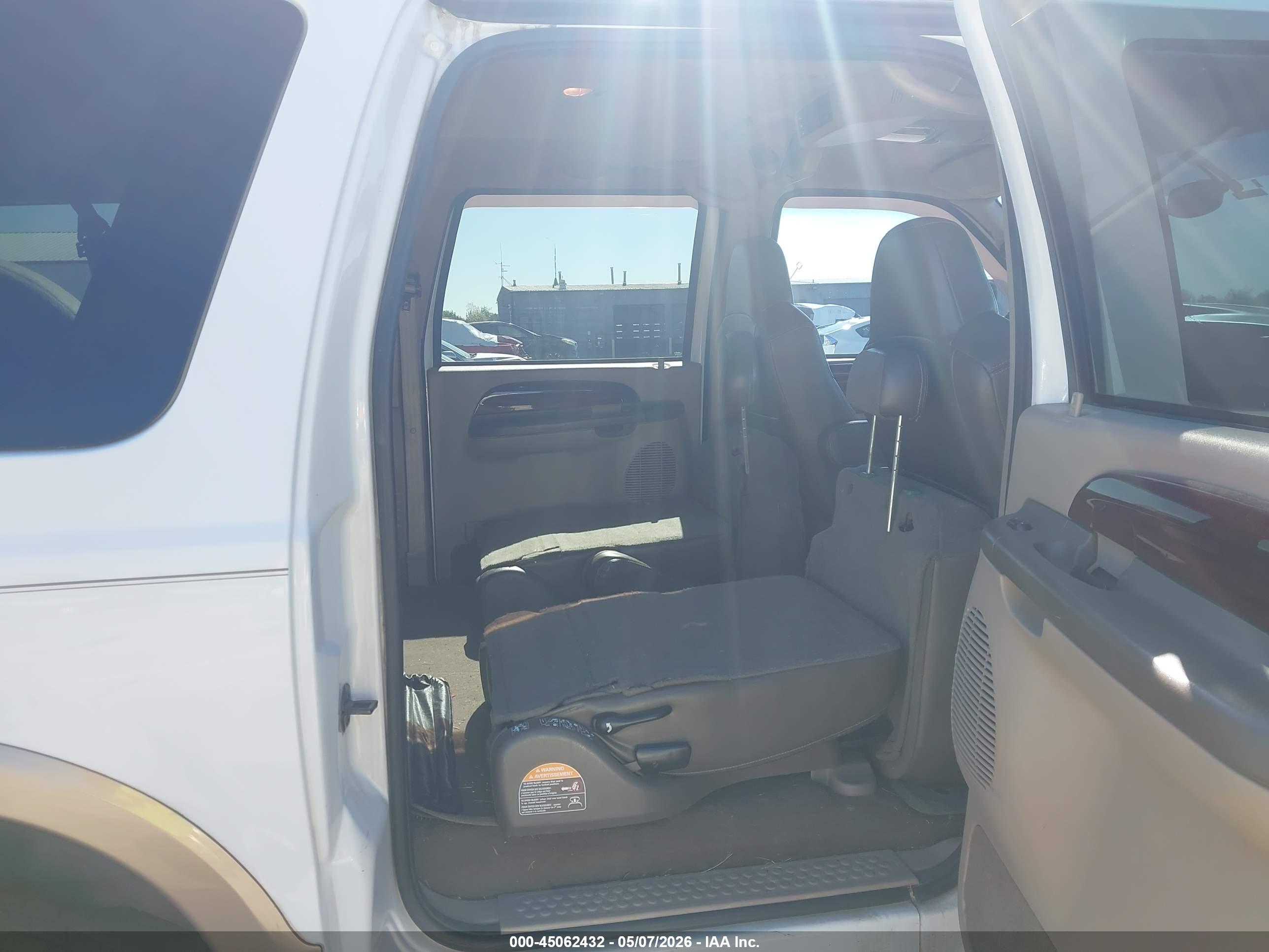 FORD EXCURSION image 8