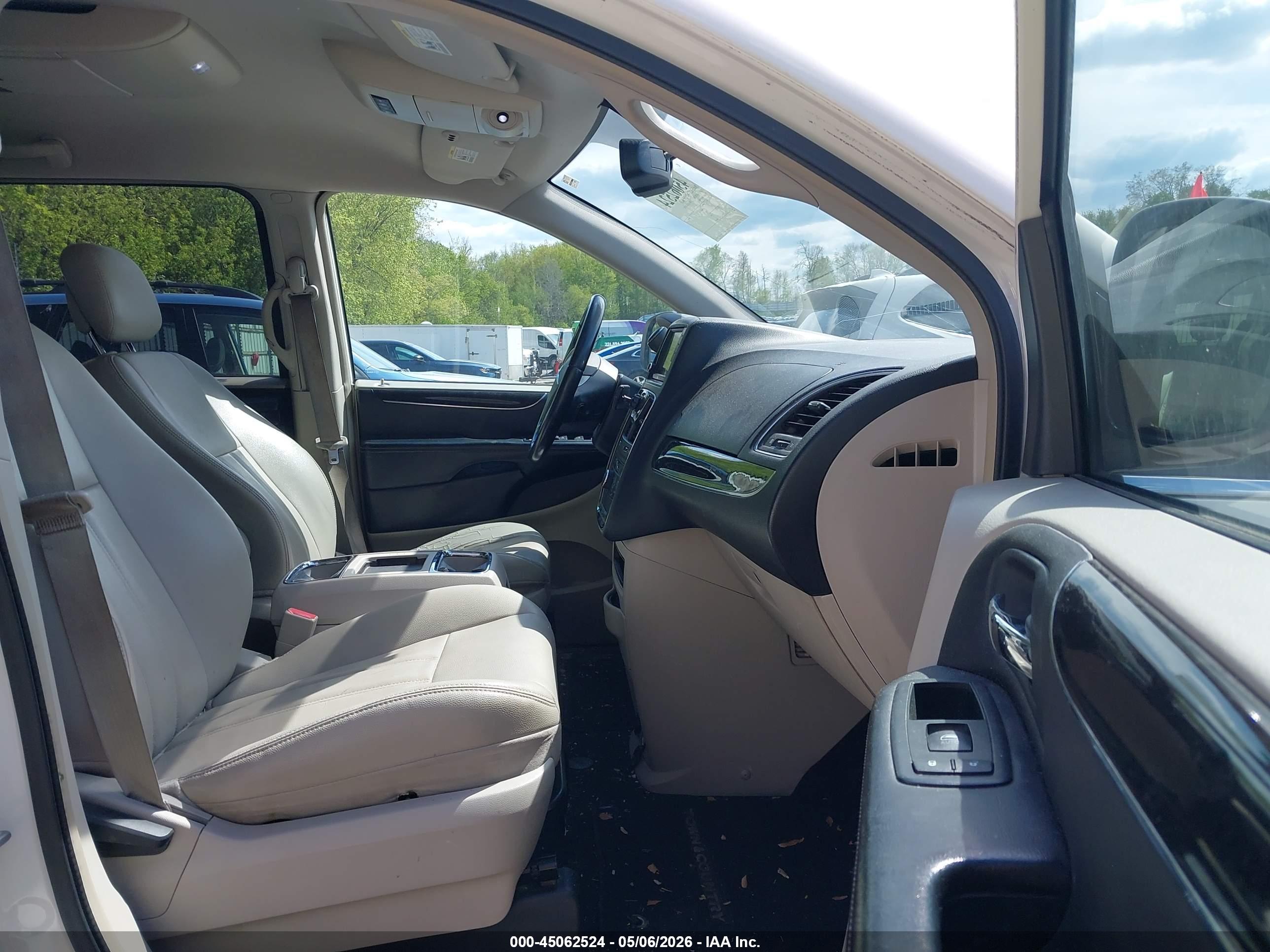 CHRYSLER TOWN image 5