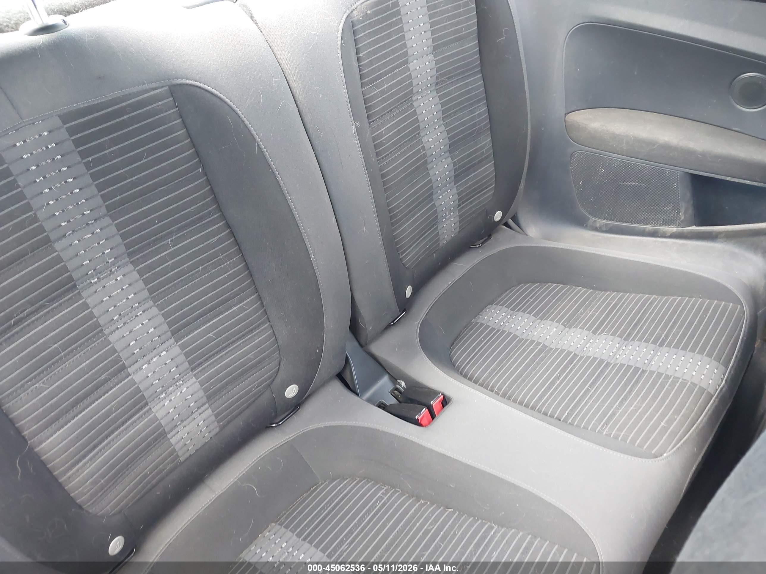 VOLKSWAGEN BEETLE image 8