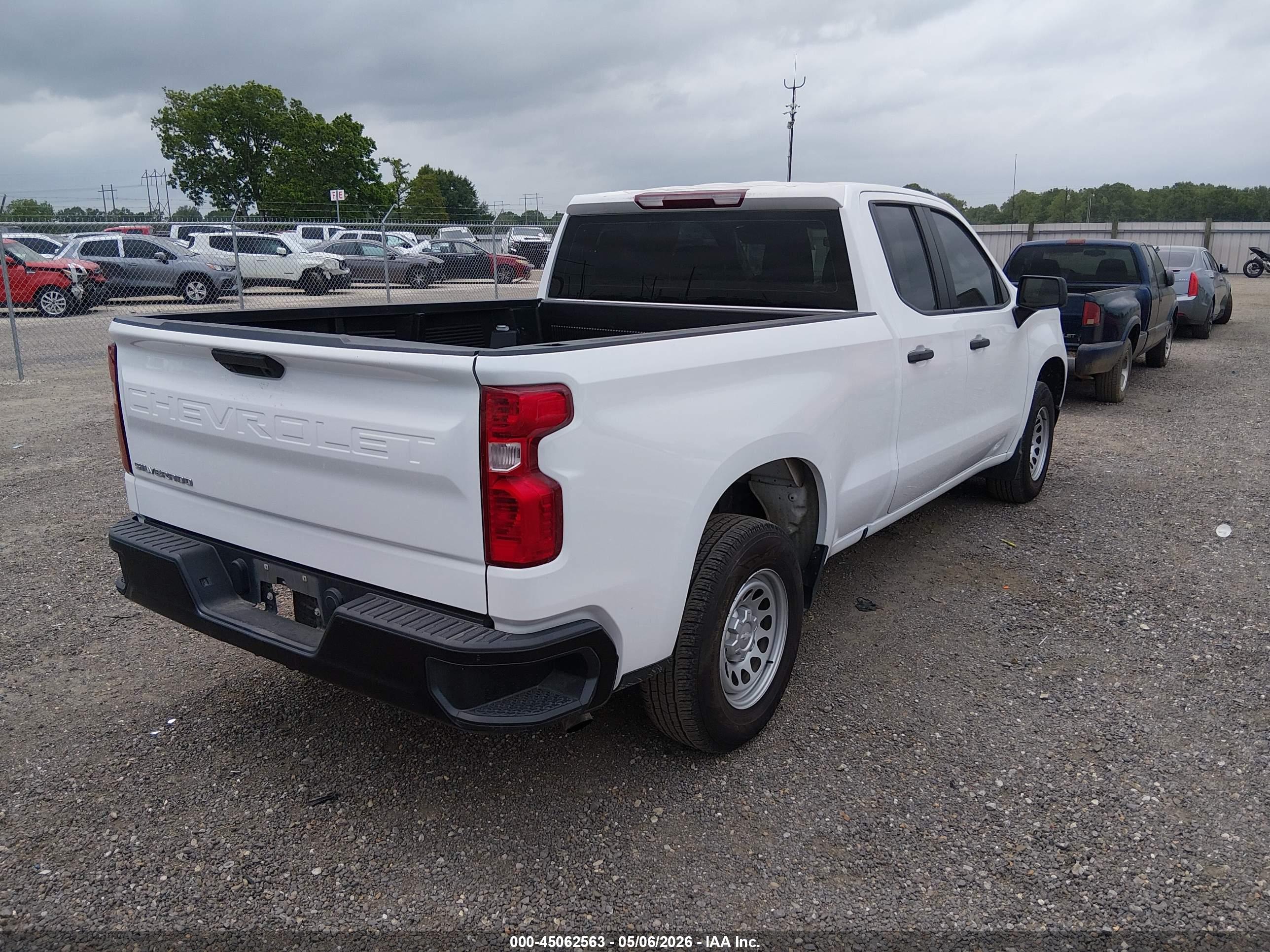 CHEVROLET SILVERADO image 4