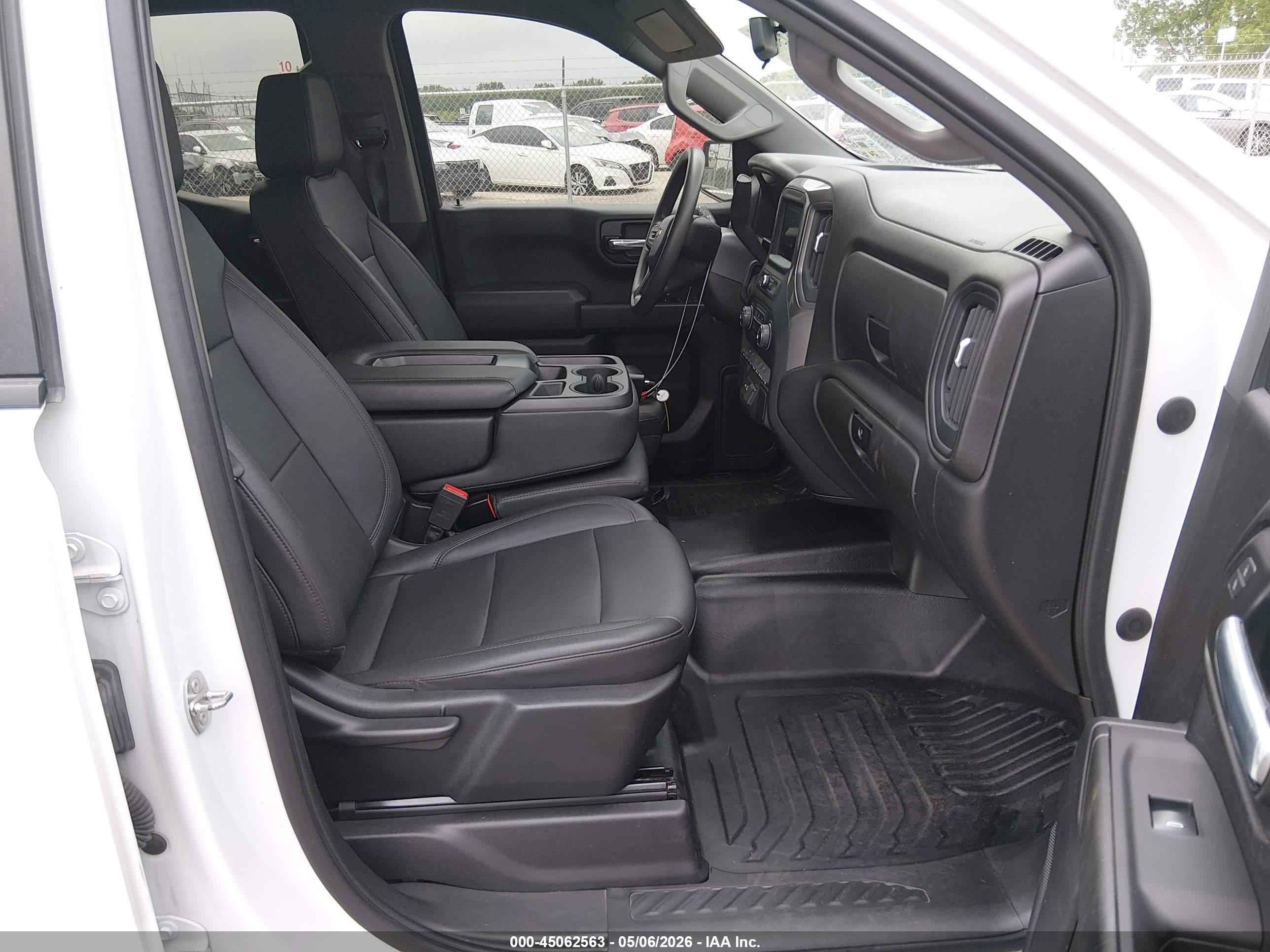 CHEVROLET SILVERADO image 5