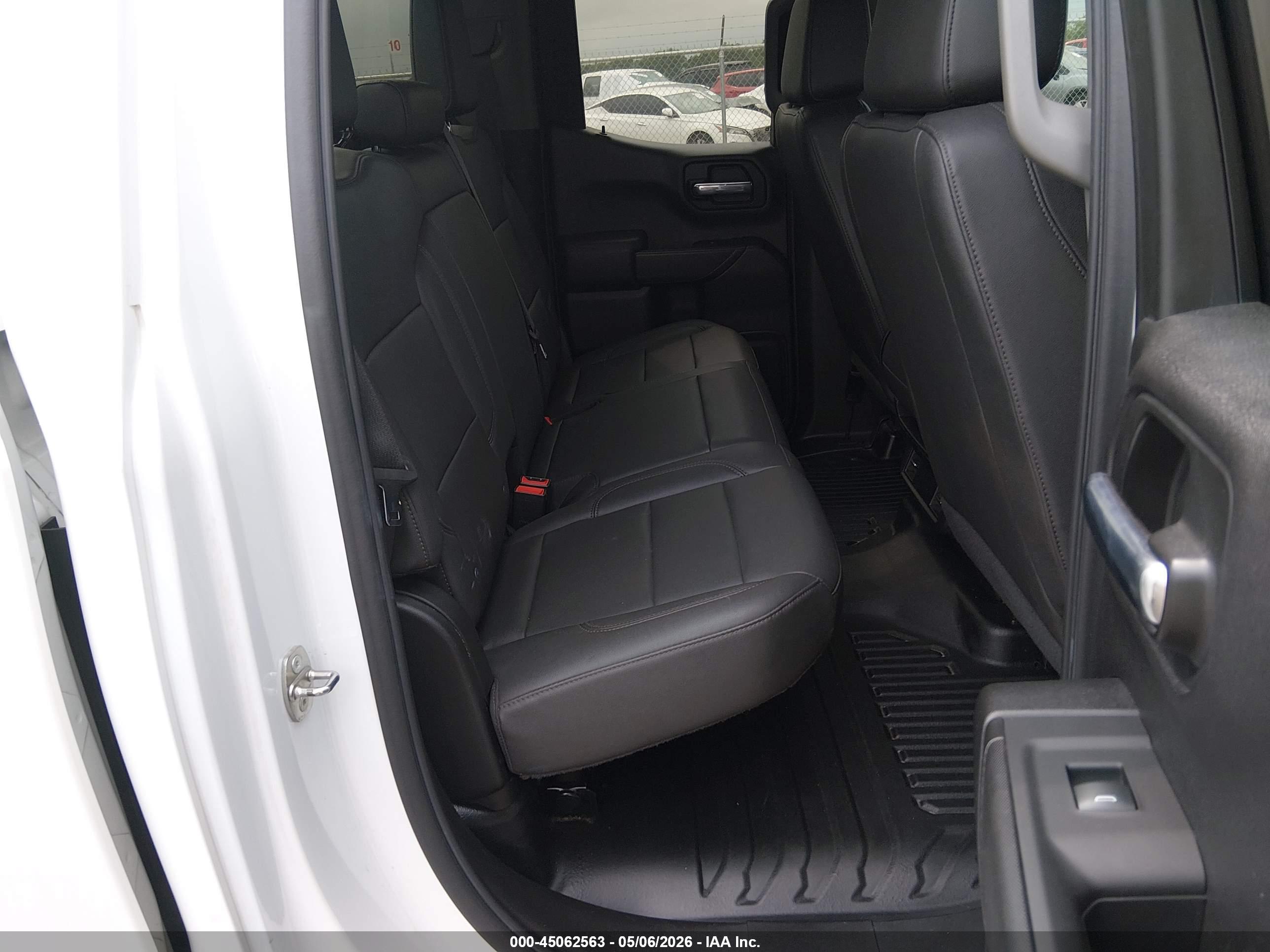 CHEVROLET SILVERADO image 8