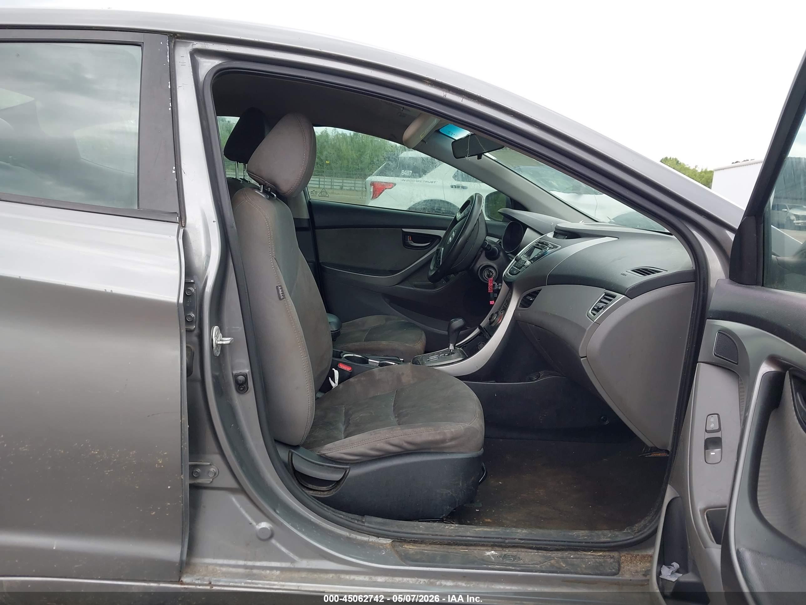 HYUNDAI ELANTRA image 5
