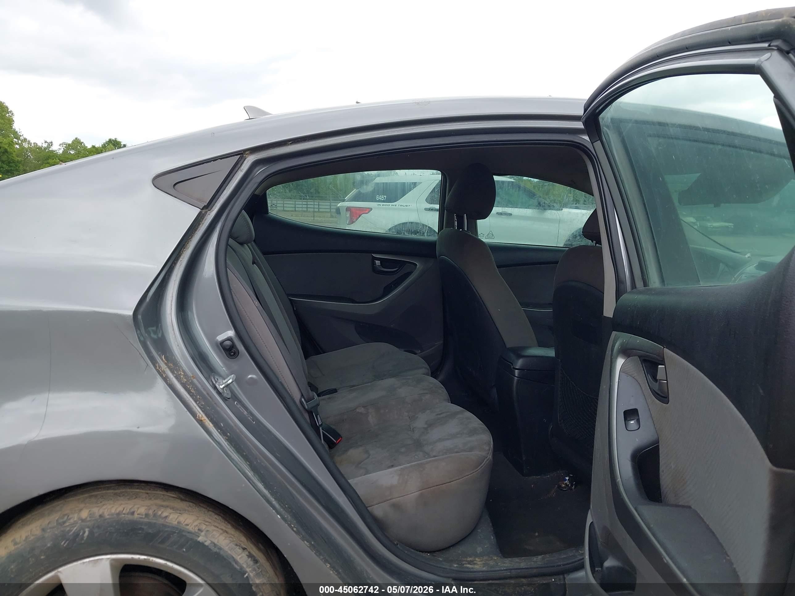 HYUNDAI ELANTRA image 8