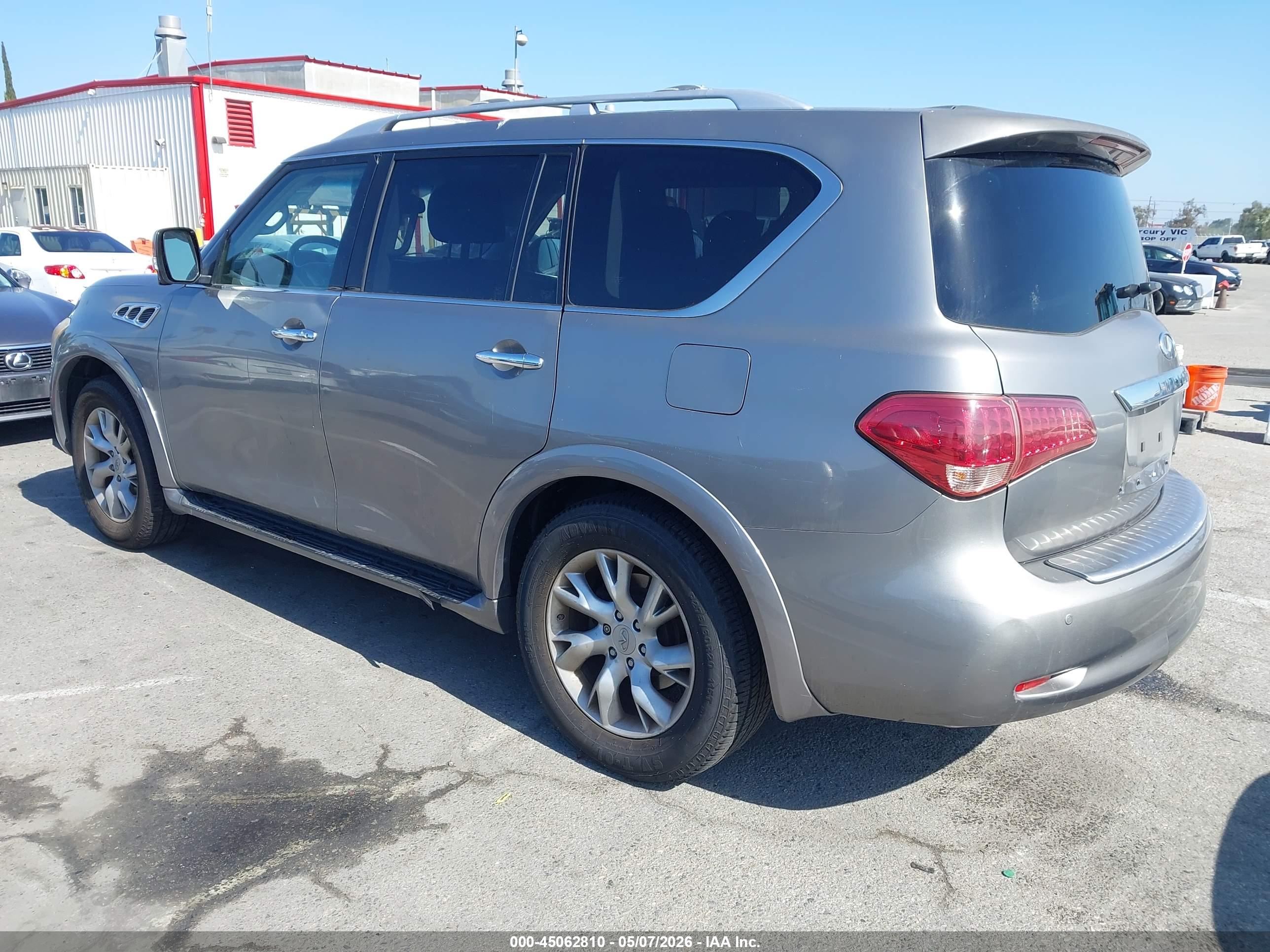 INFINITI QX56 image 3