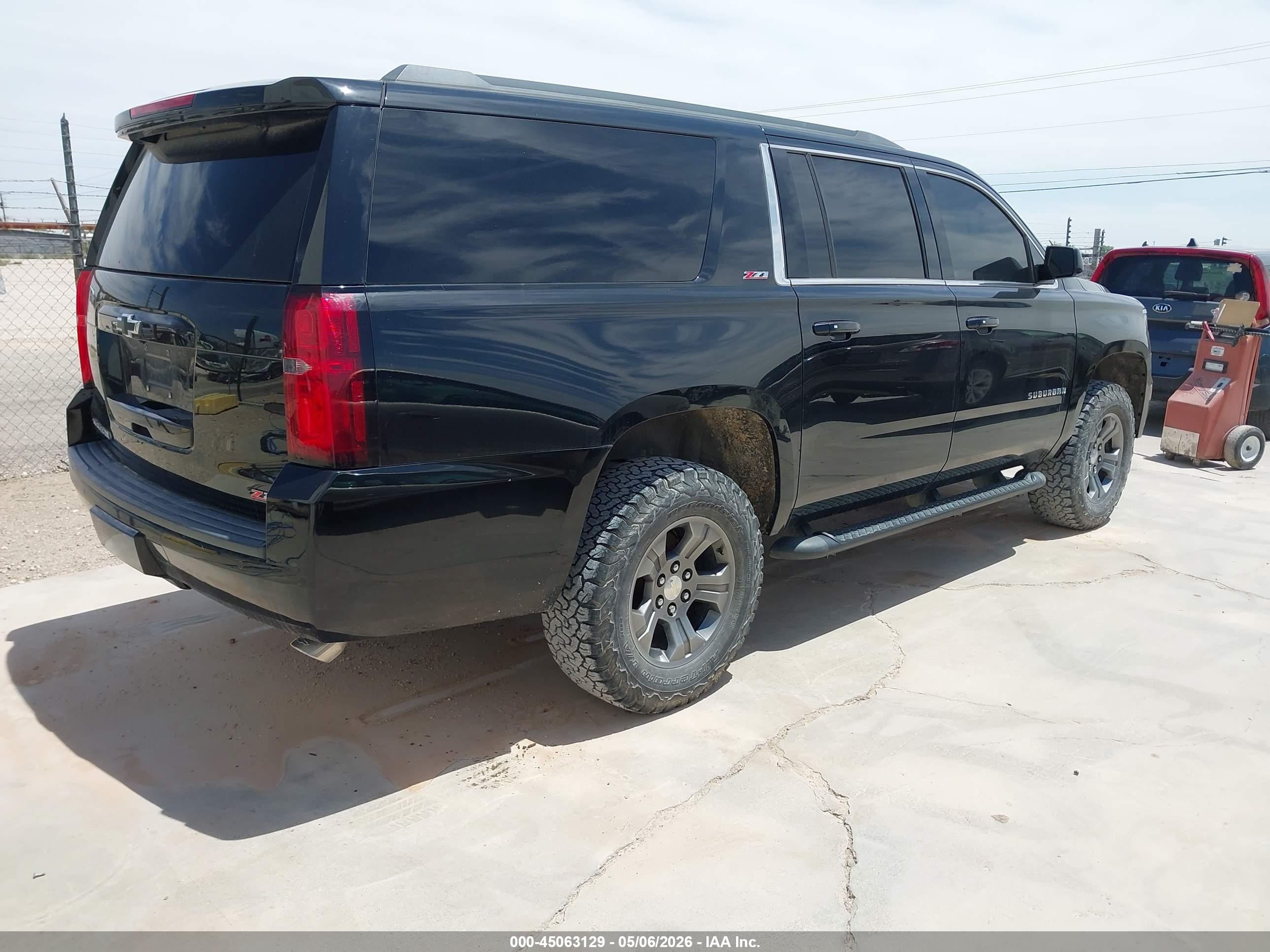 CHEVROLET SUBURBAN image 4