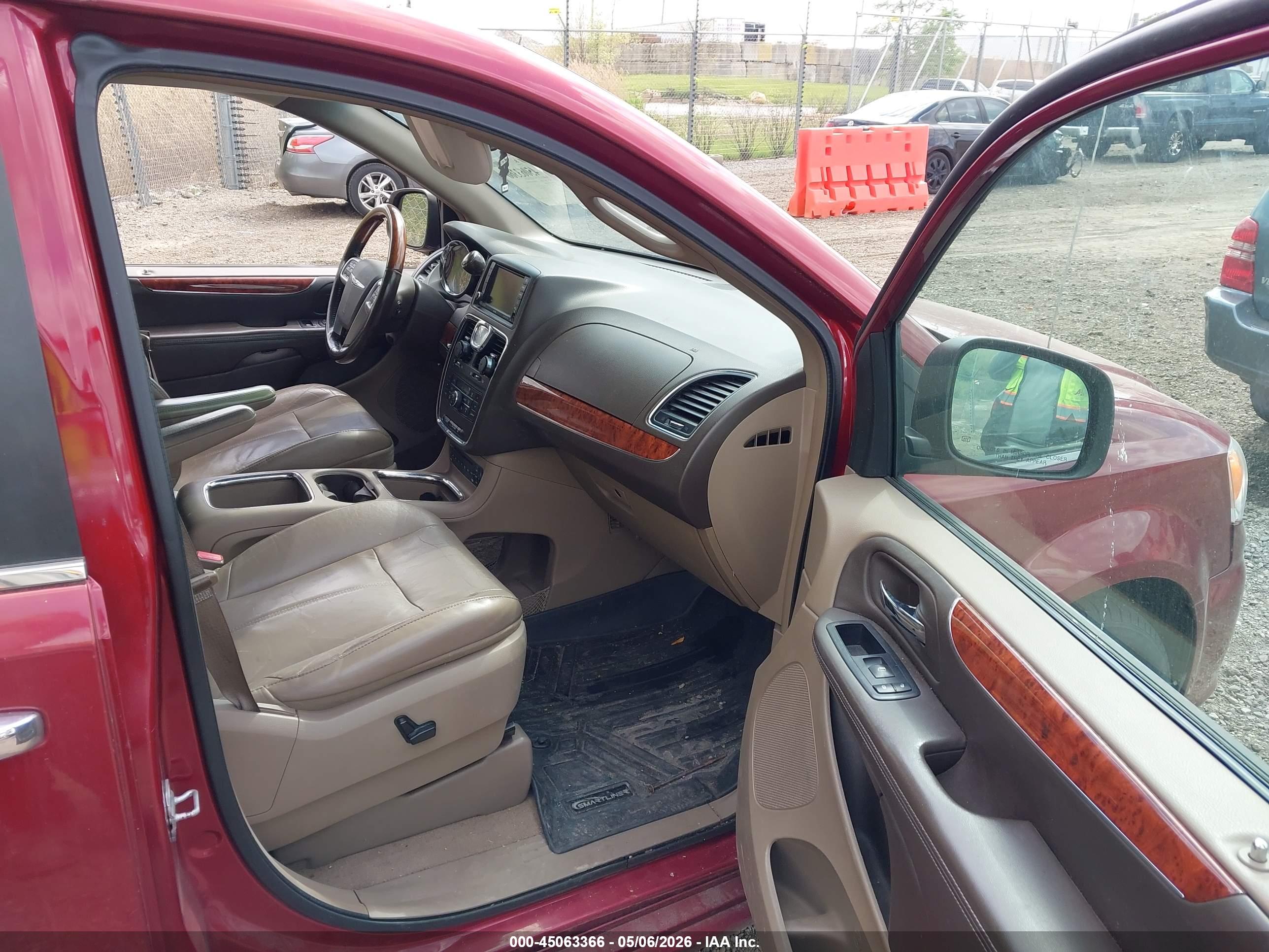 CHRYSLER TOWN image 5