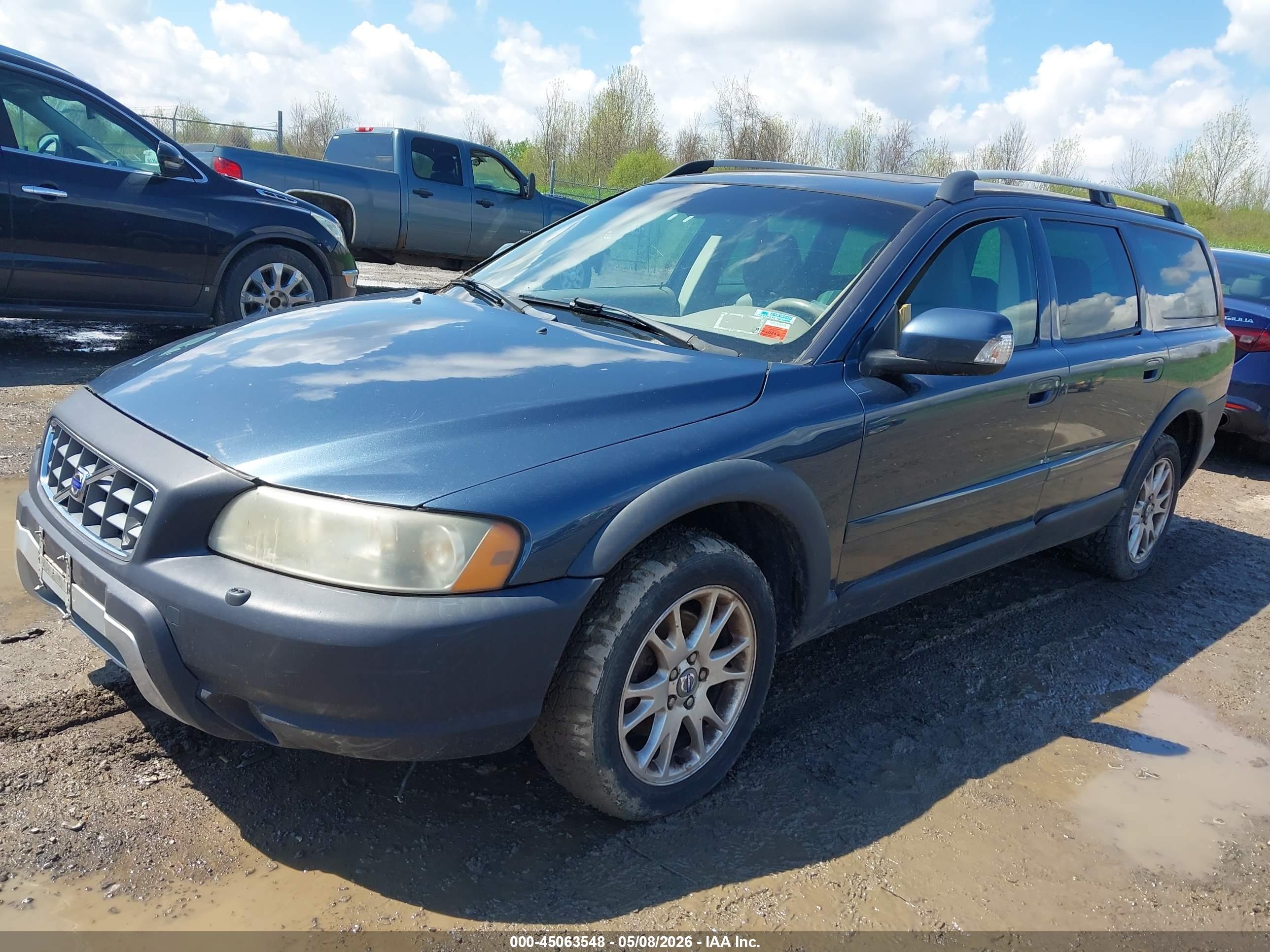 VOLVO XC70 image 2