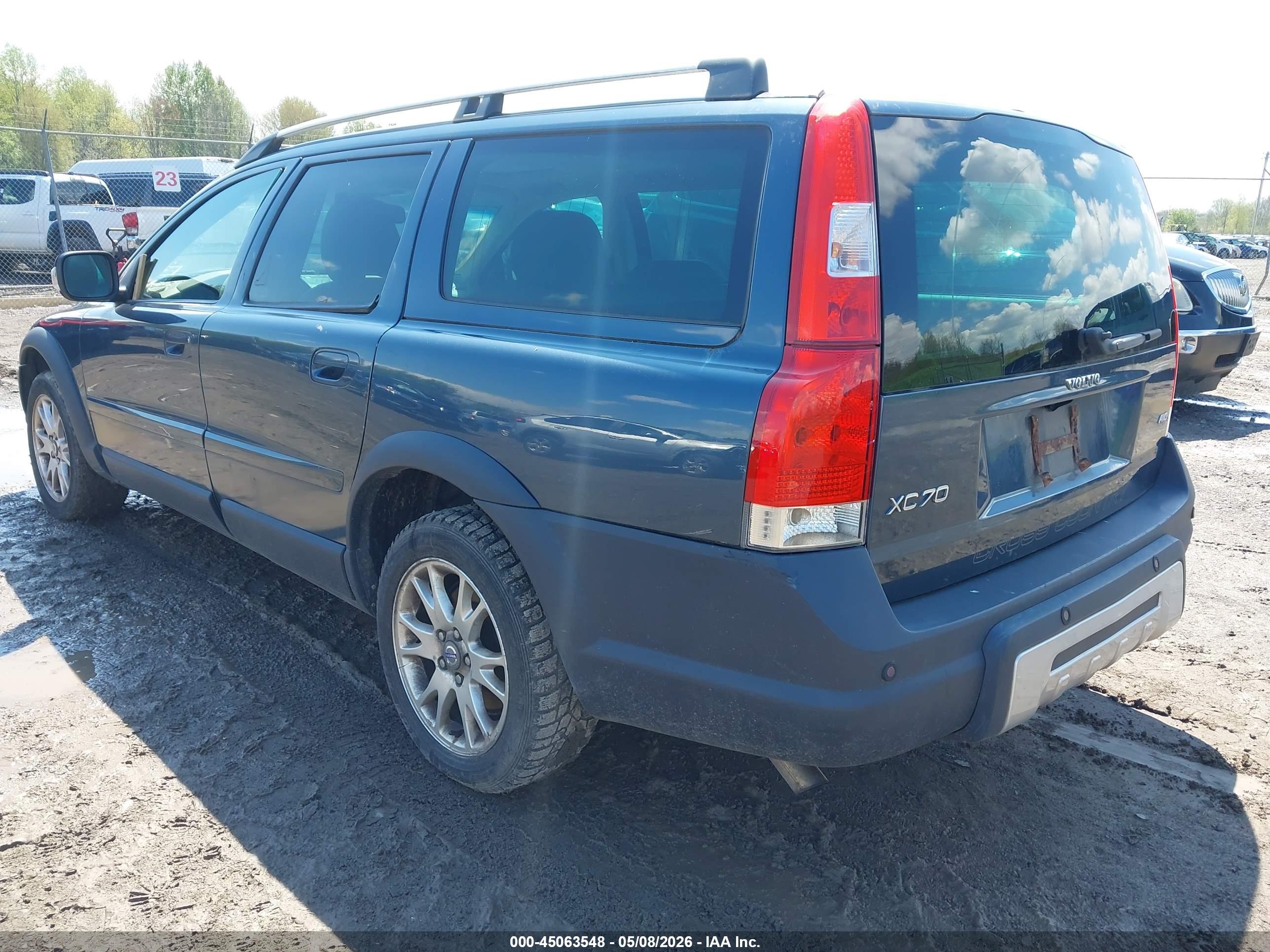 VOLVO XC70 image 3