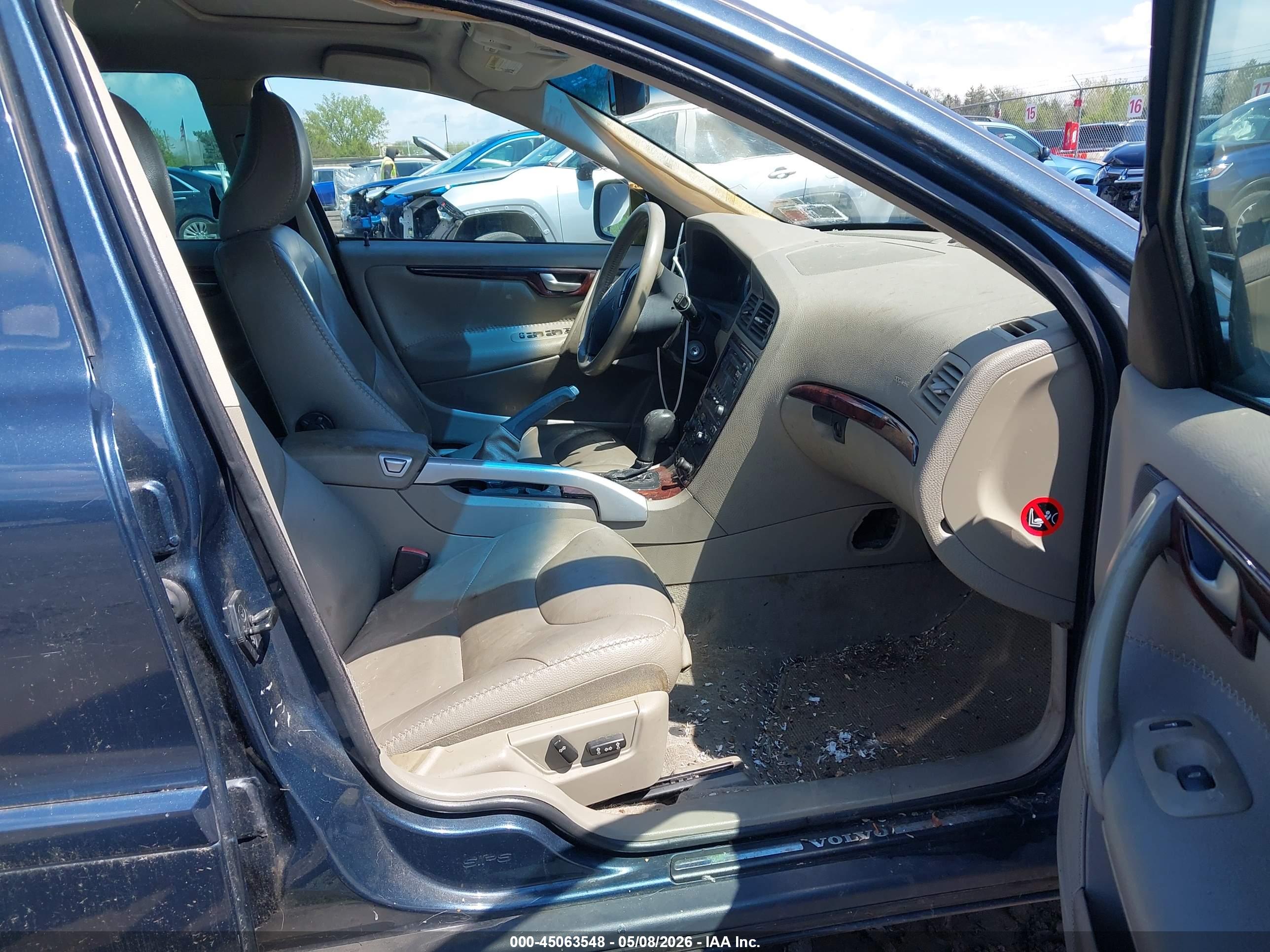 VOLVO XC70 image 5