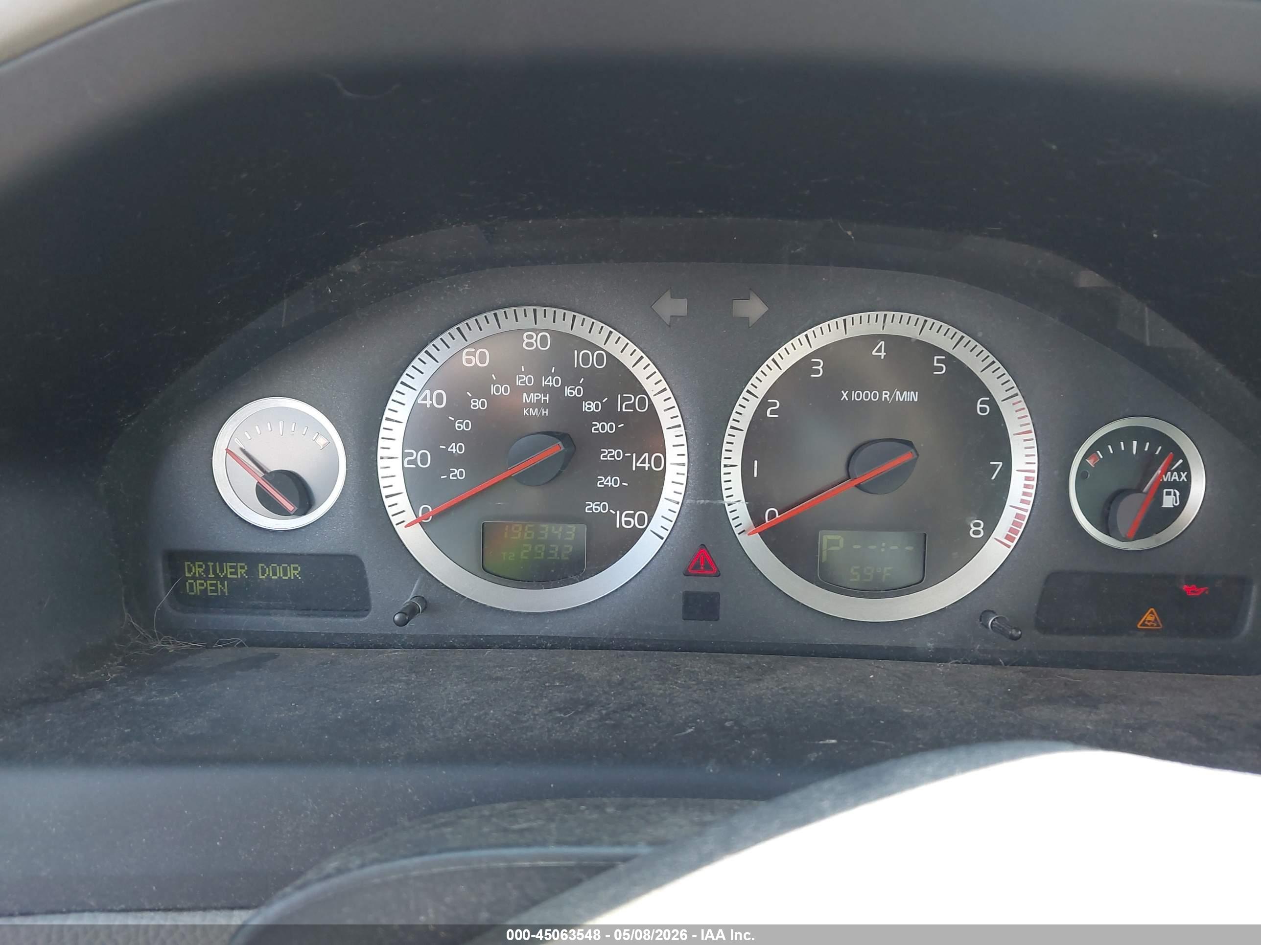 VOLVO XC70 image 7