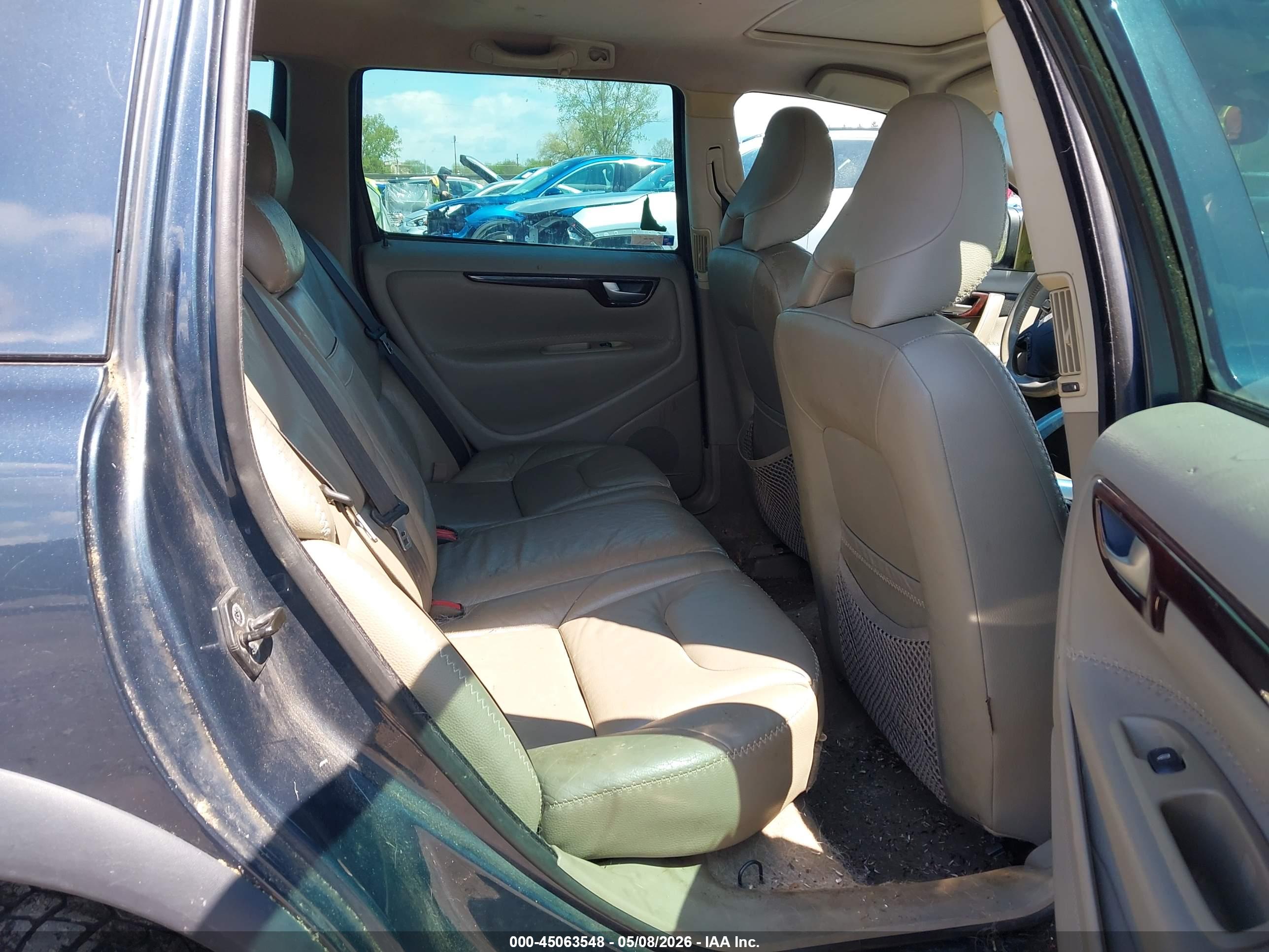 VOLVO XC70 image 8